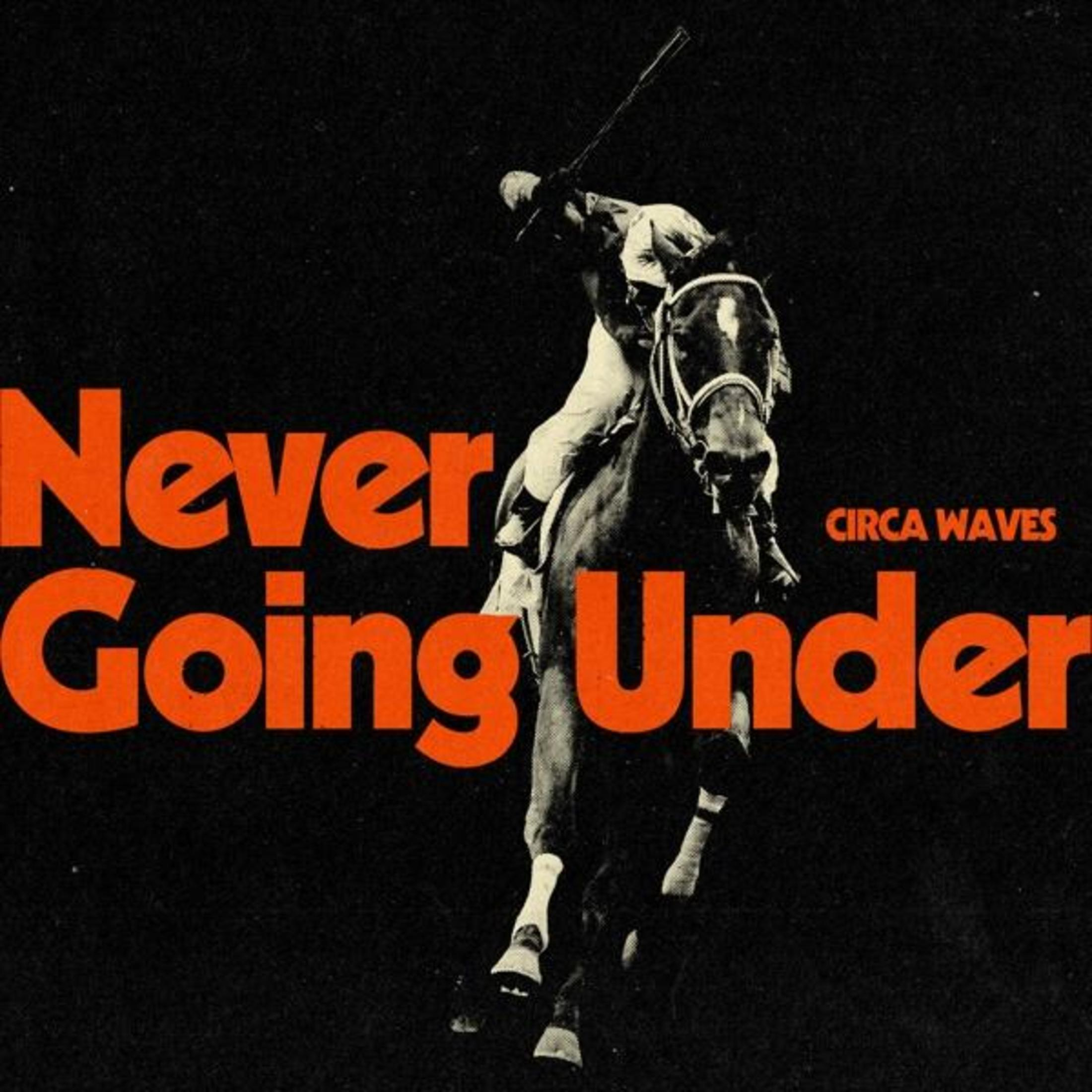 Un fantino su un cavallo, con testo "Never Going Under" e "Circa Waves".