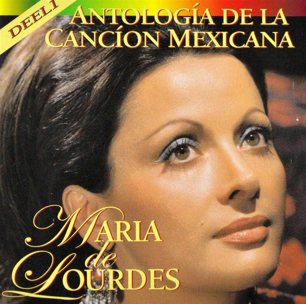 Portret van een vrouw met donker haar, zingend "Maria de Lourdes" en "Antología de la Canción Mexicana".