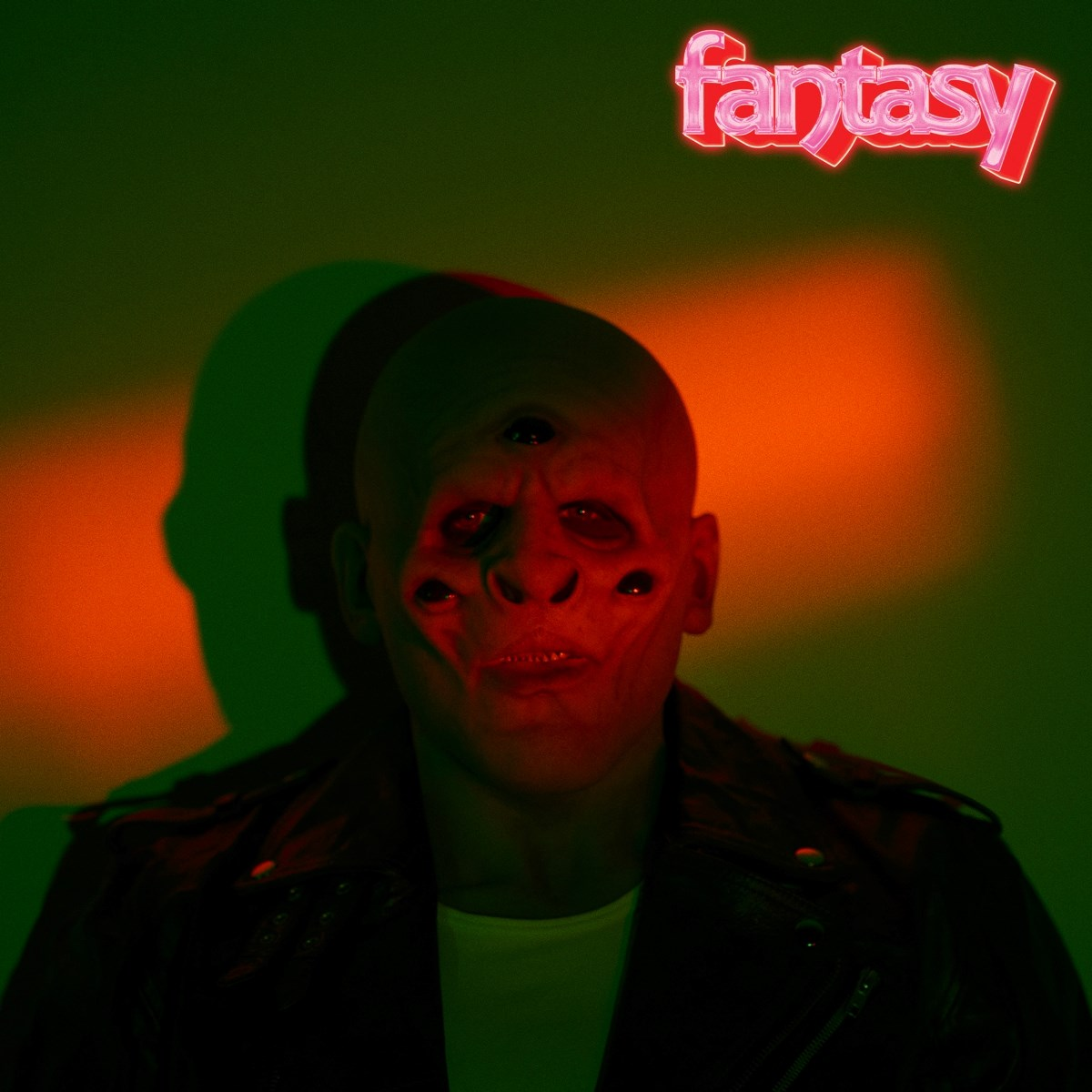 Uomo con più occhi e la parola 'fantasy' sopra.