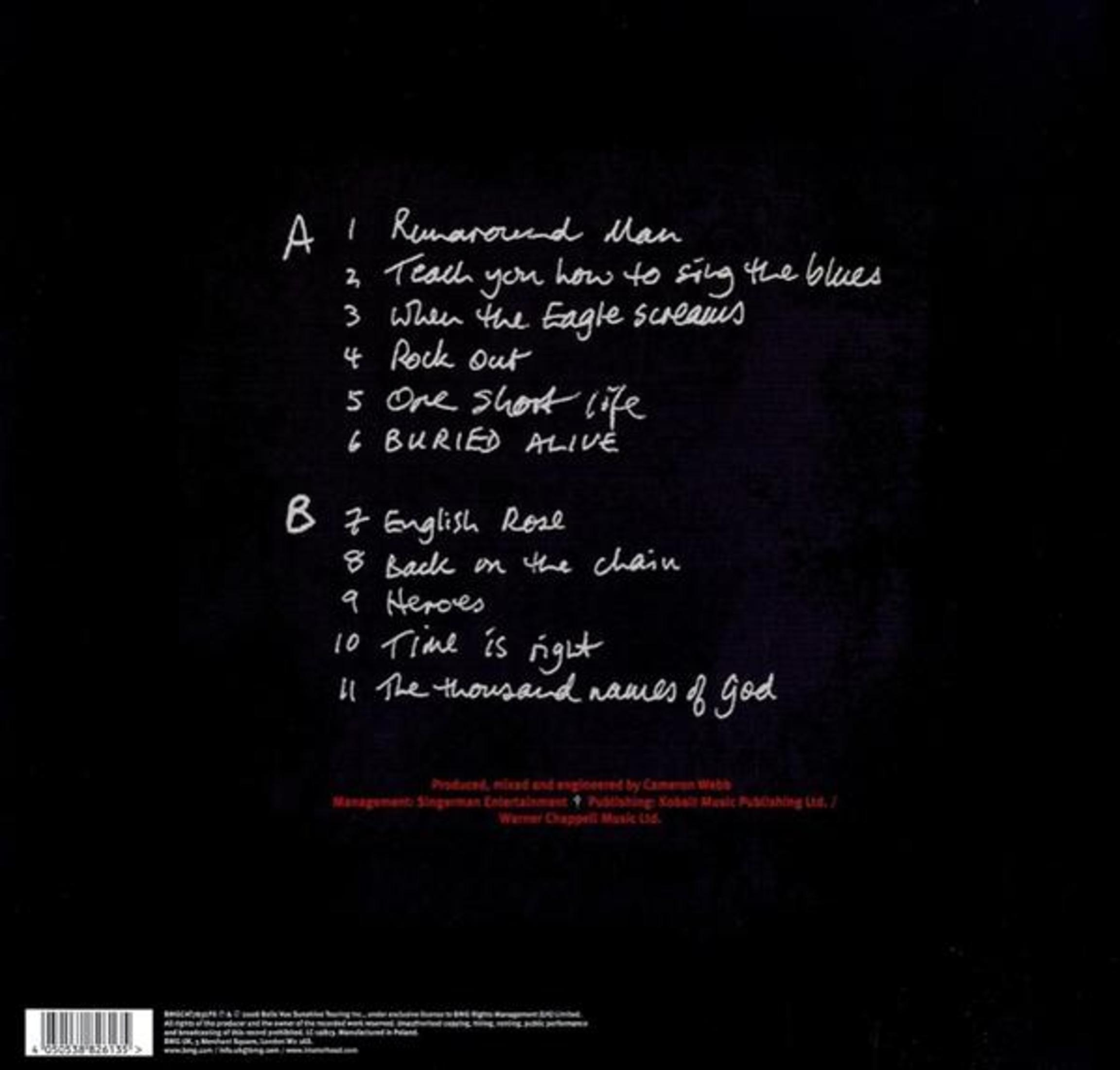 Sfondo nero con grafia bianca, tracklist e dettagli di produzione.
