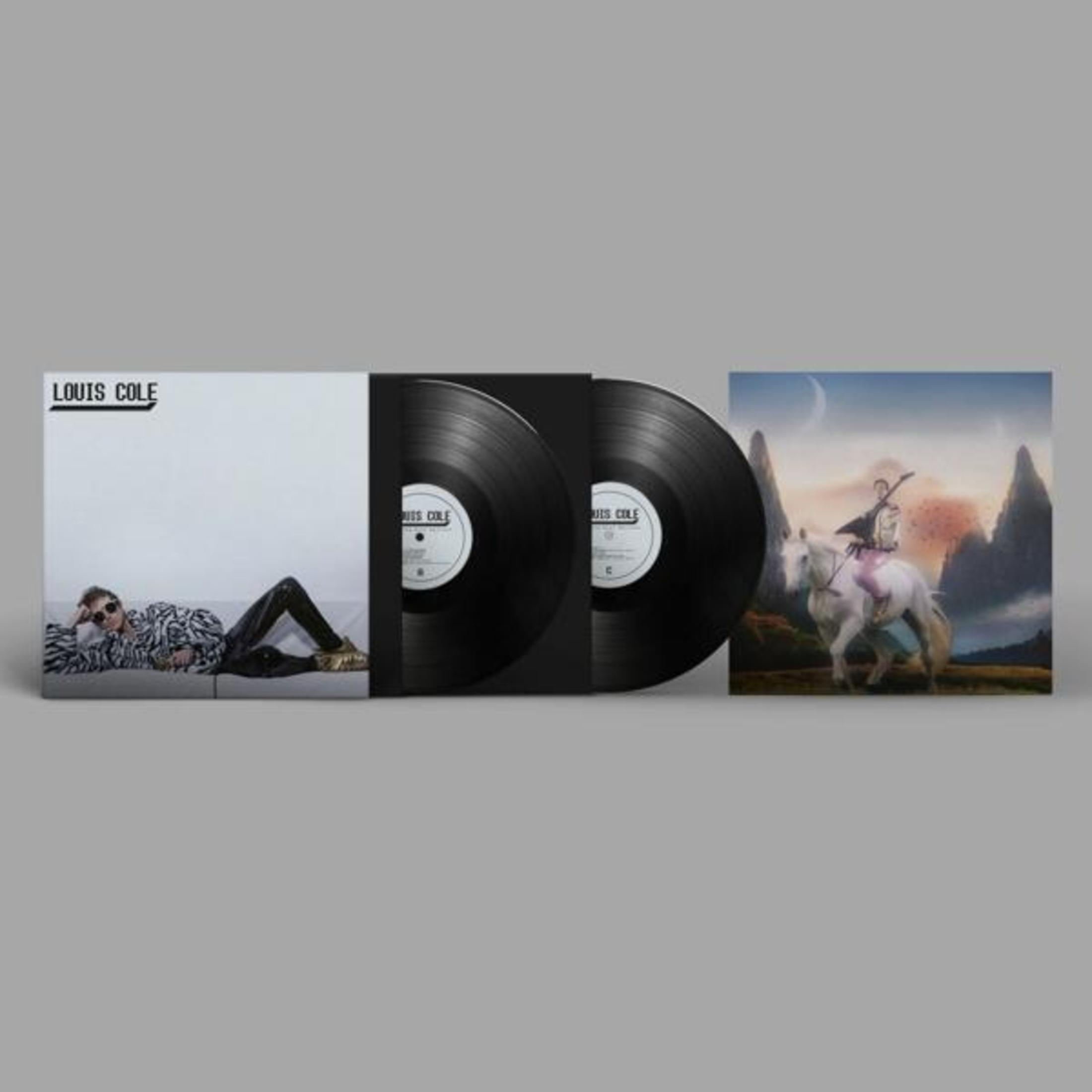 Copertina album Louis Cole con due vinili neri e scena di cavaliere su cavallo bianco.