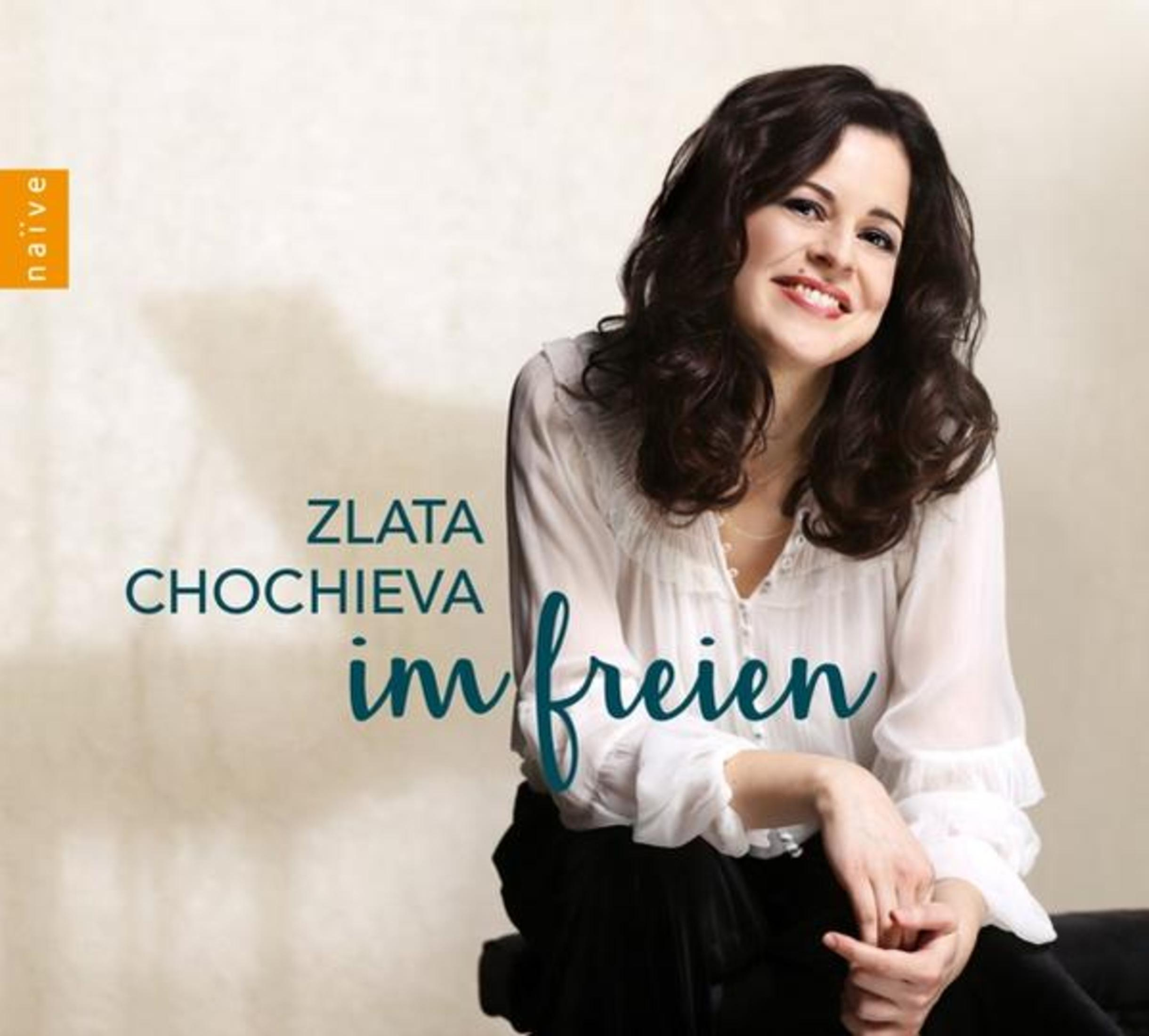 Una donna dai capelli scuri sorride, ZLATA CHOCHIEVA im Freien