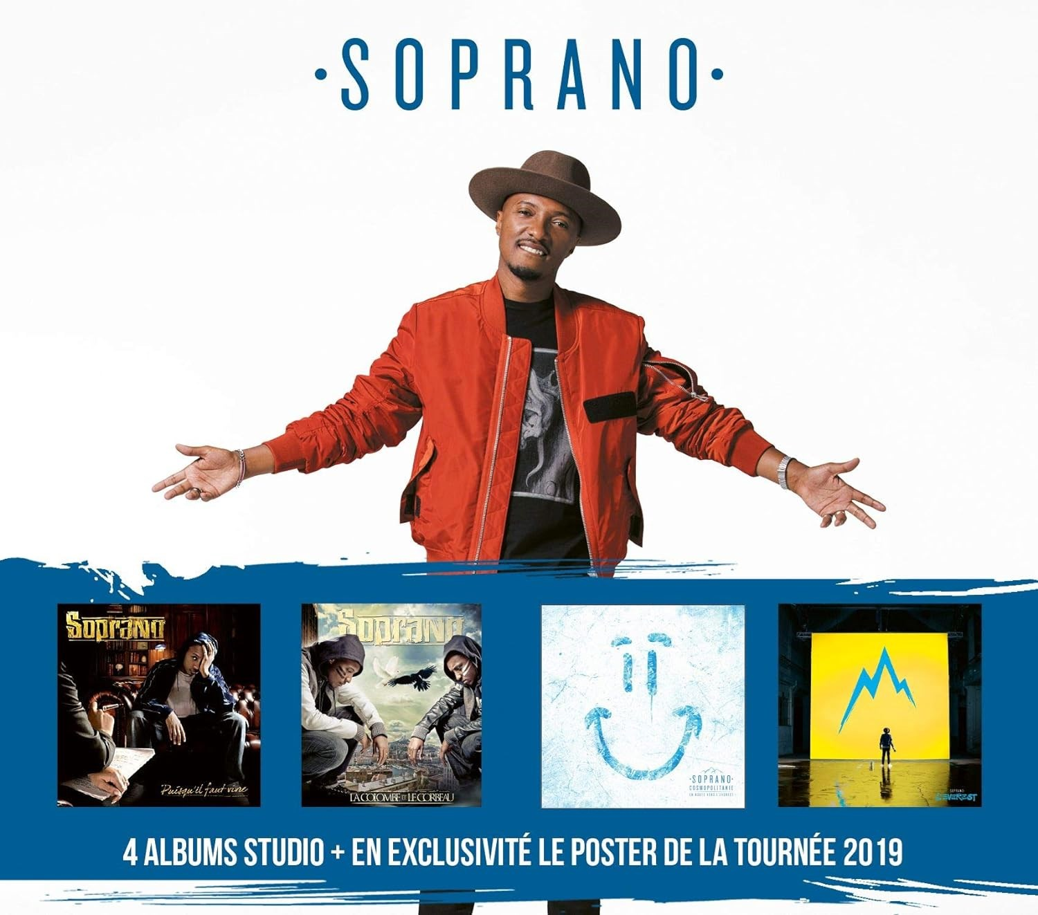 Uomo in giacca arancione e cappello, con 4 copertine di album e testo.
