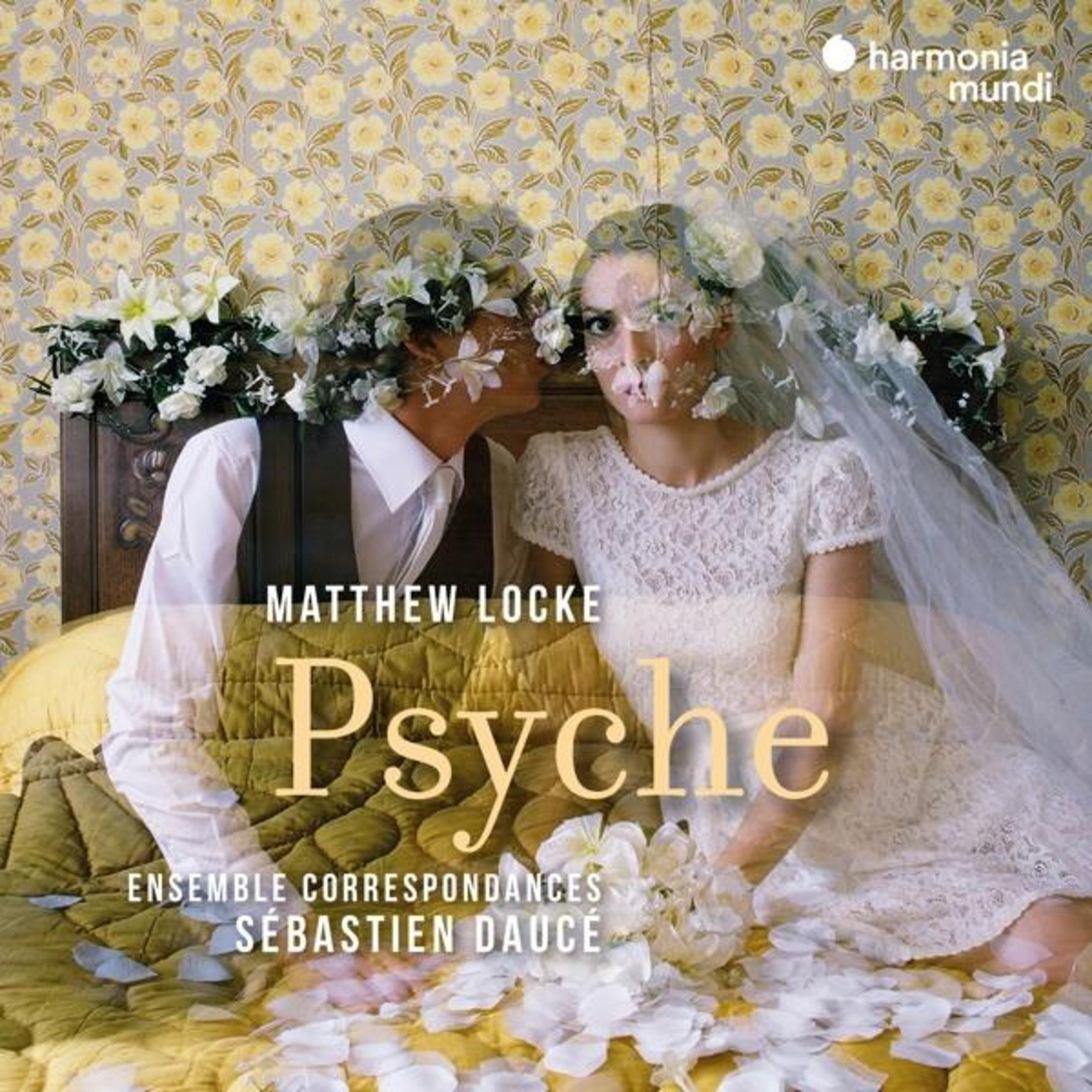 Una coppia in abiti nuziali giace su un letto, coperta di petali di fiori.