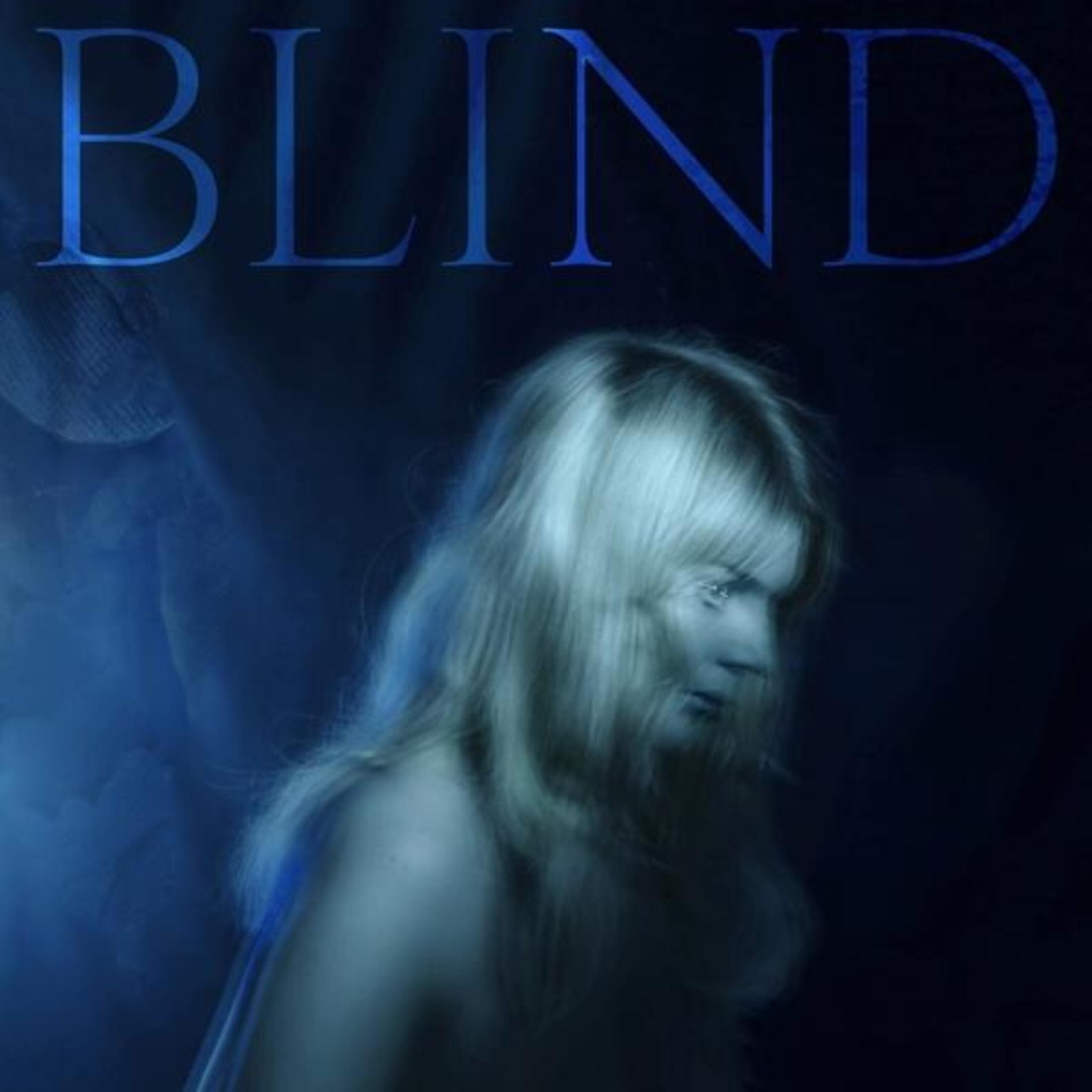 Donna bionda con volto sfocato al buio, testo 'BLIND' in alto.