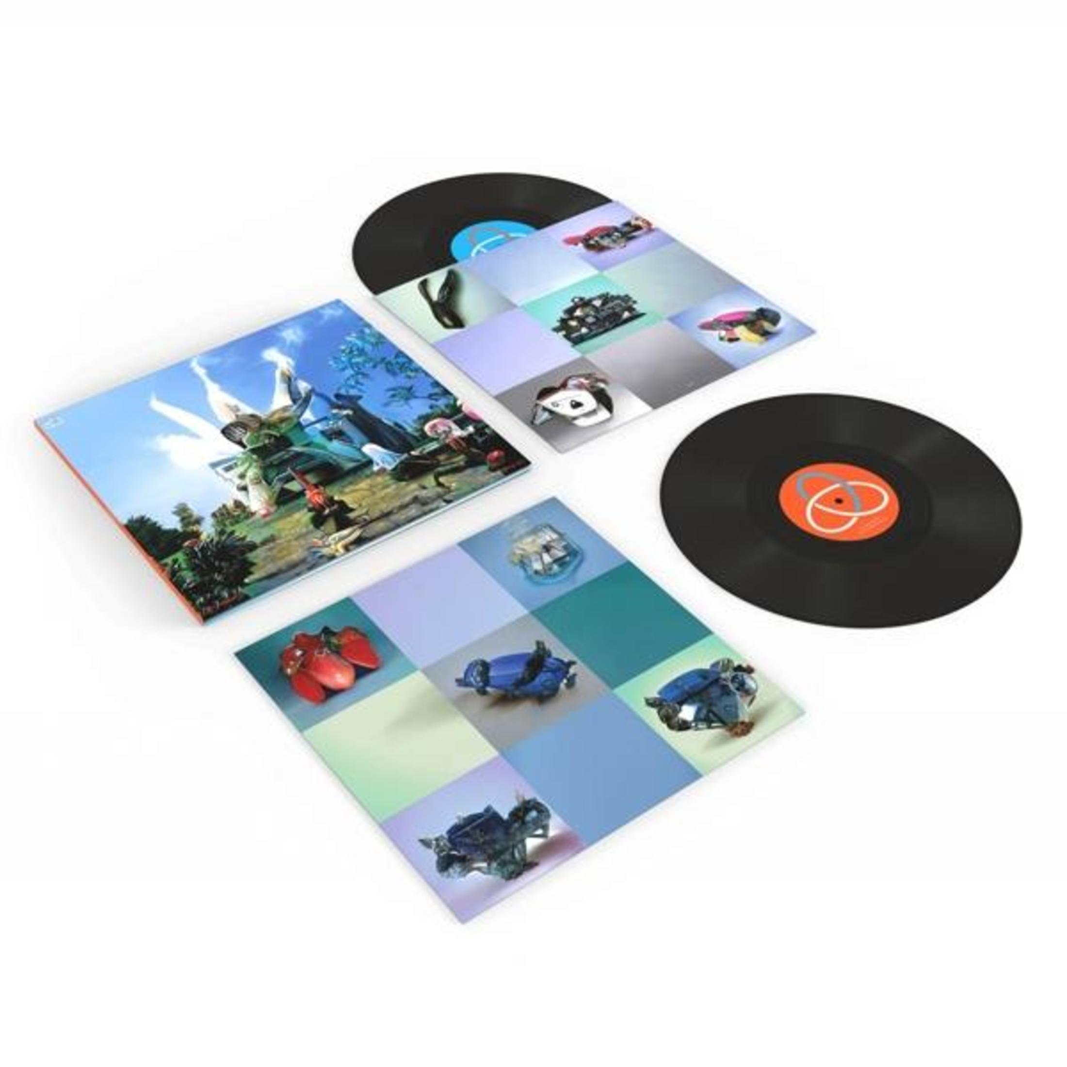 Due dischi in vinile e le loro copertine con immagini di oggetti sci-fi.