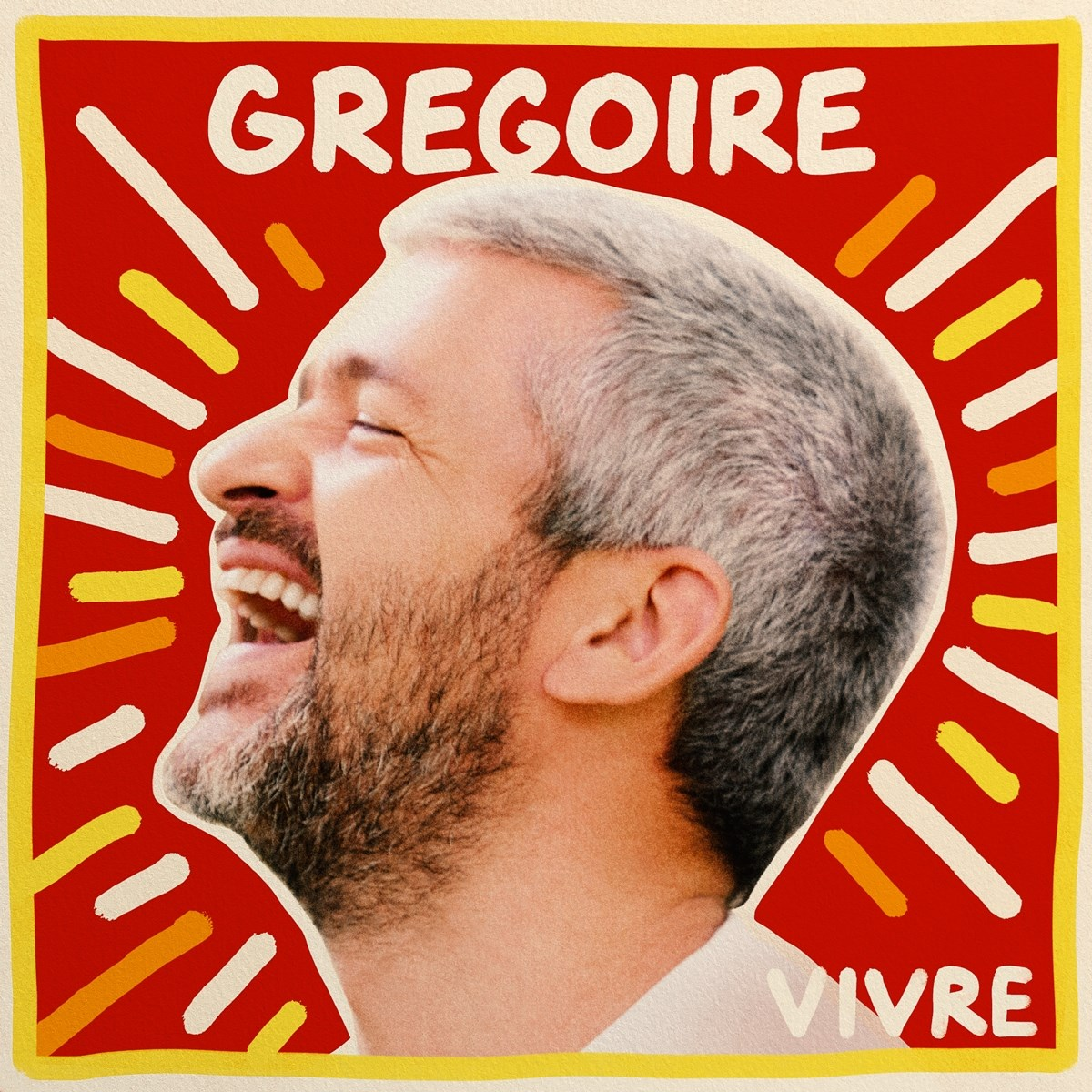 Un uomo con i capelli grigi ride a bocca aperta.