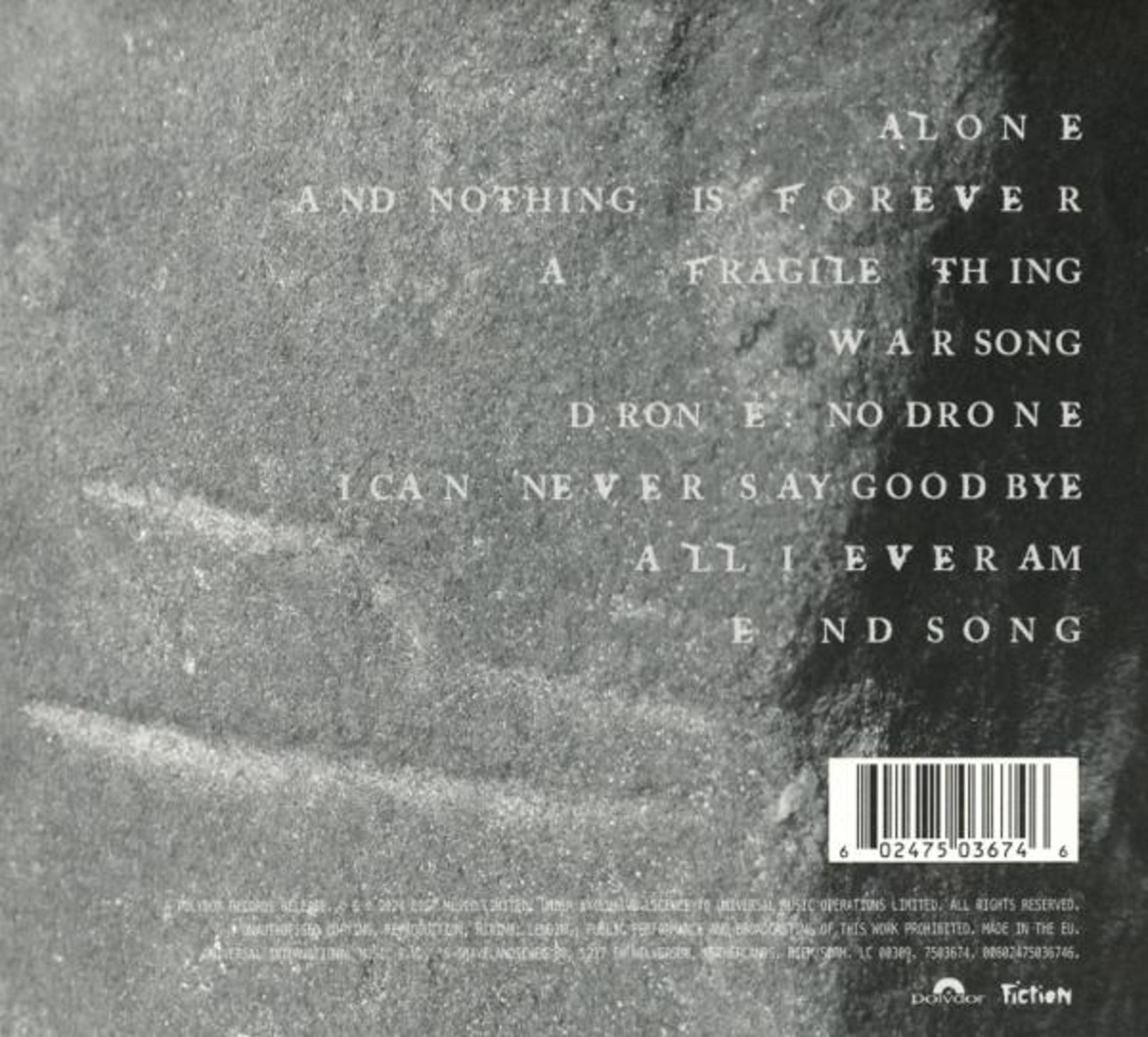 Sfondo grigio con titoli di canzoni in testo bianco. Codice a barre in basso.