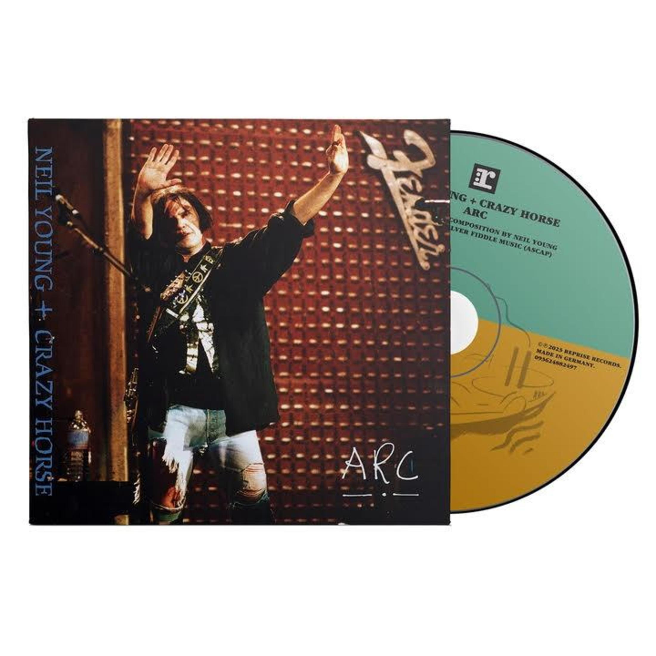 Copertina album Neil Young & Crazy Horse con CD. Uomo alza la mano. Sfondo rosso-marrone.