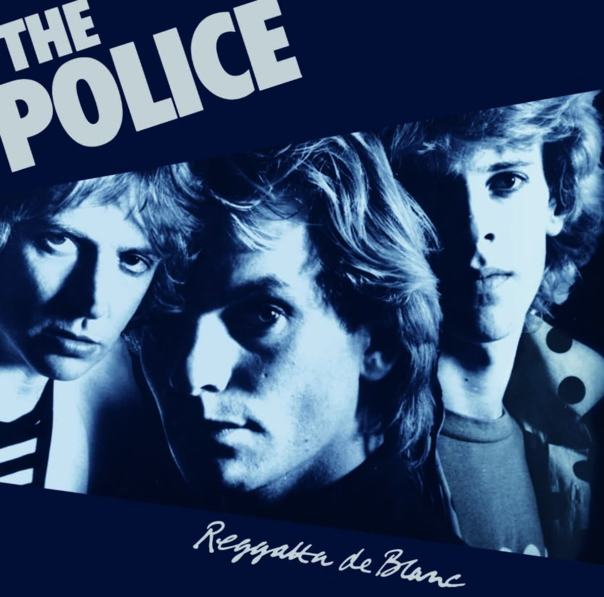 Membri della band The Police in toni blu. Testo "Reggatta de Blanc" in basso.