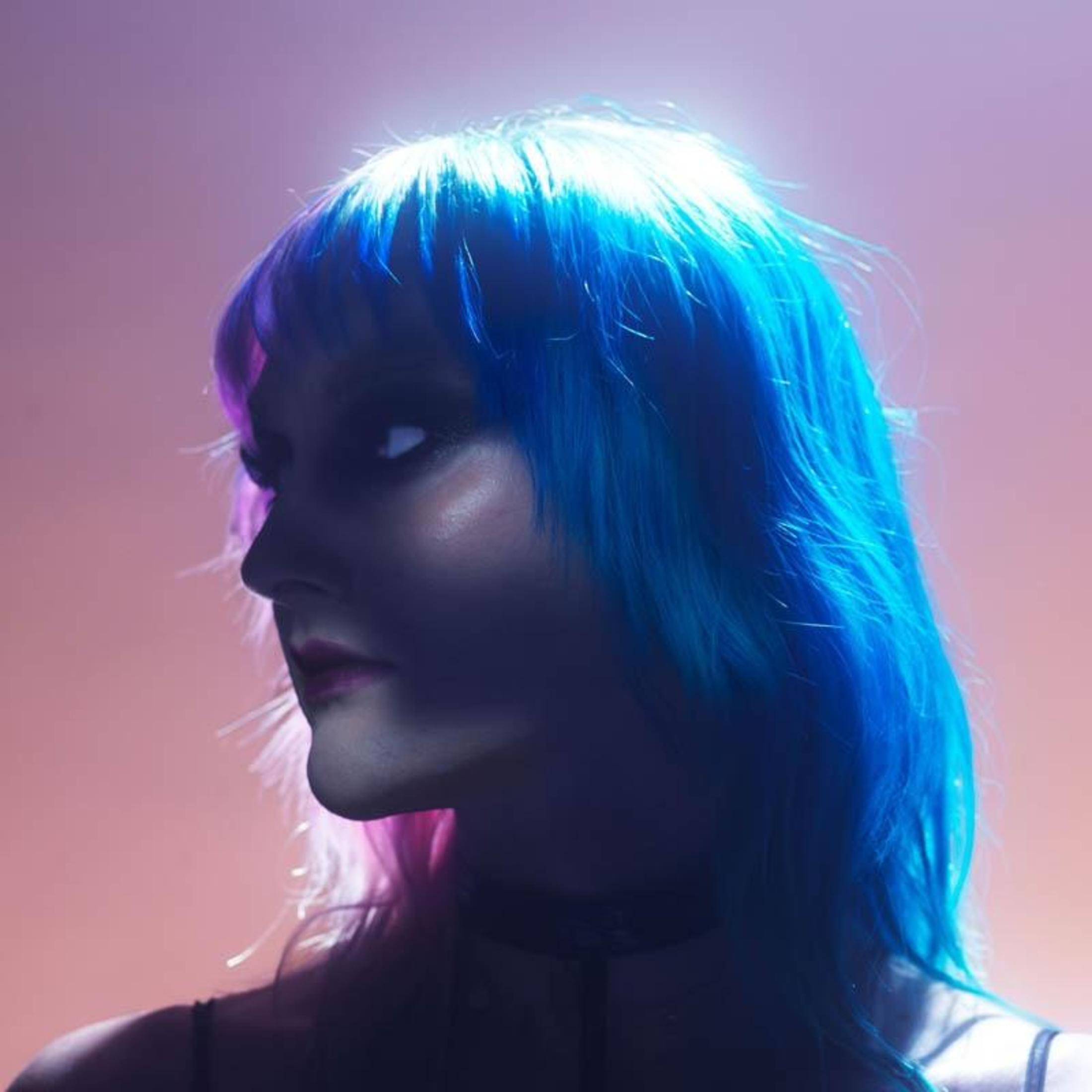 Vrouw met blauw-roze haar in profiel, tegenlicht, tegen paarse achtergrond.