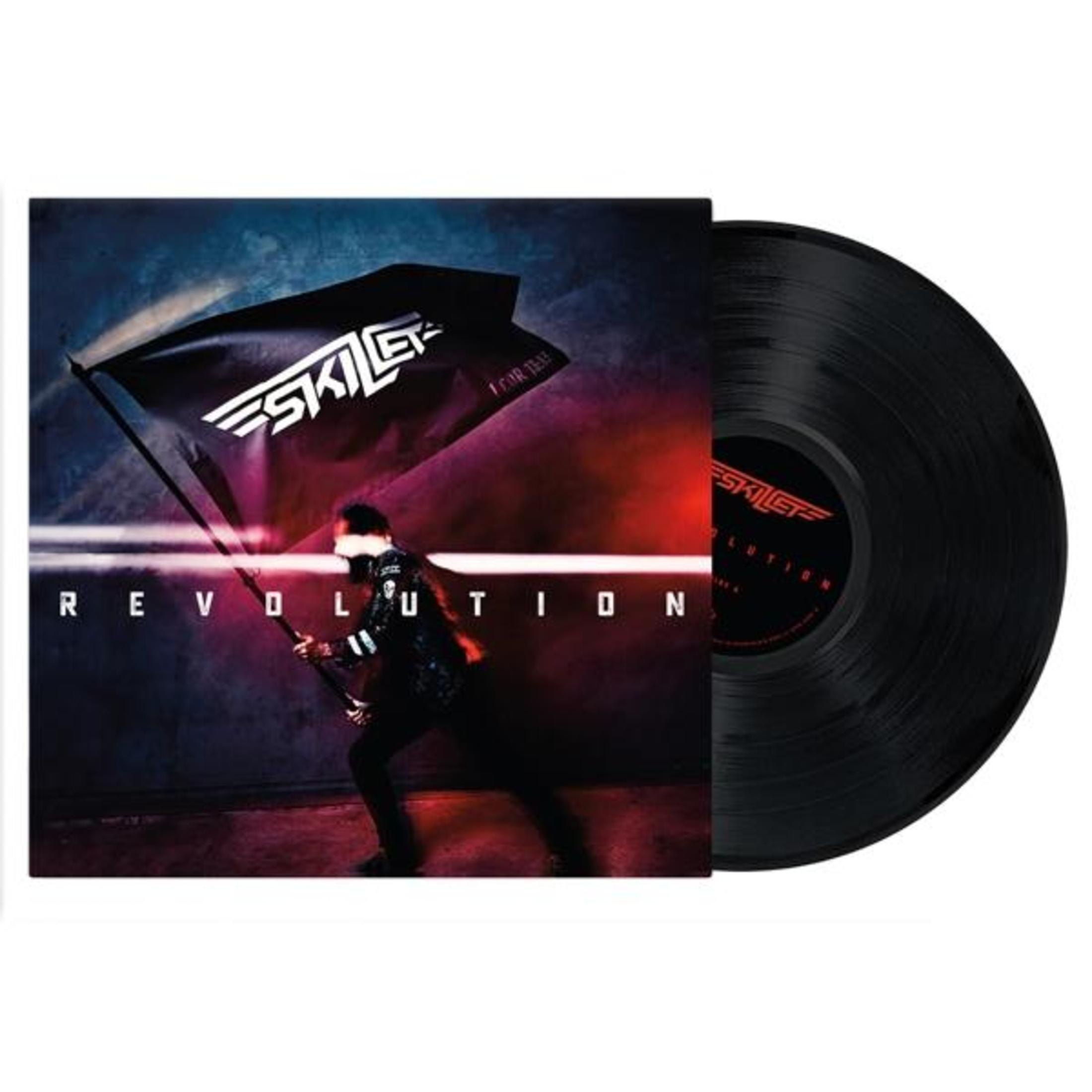 Una persona tiene una bandiera Skillet; un disco in vinile accanto.