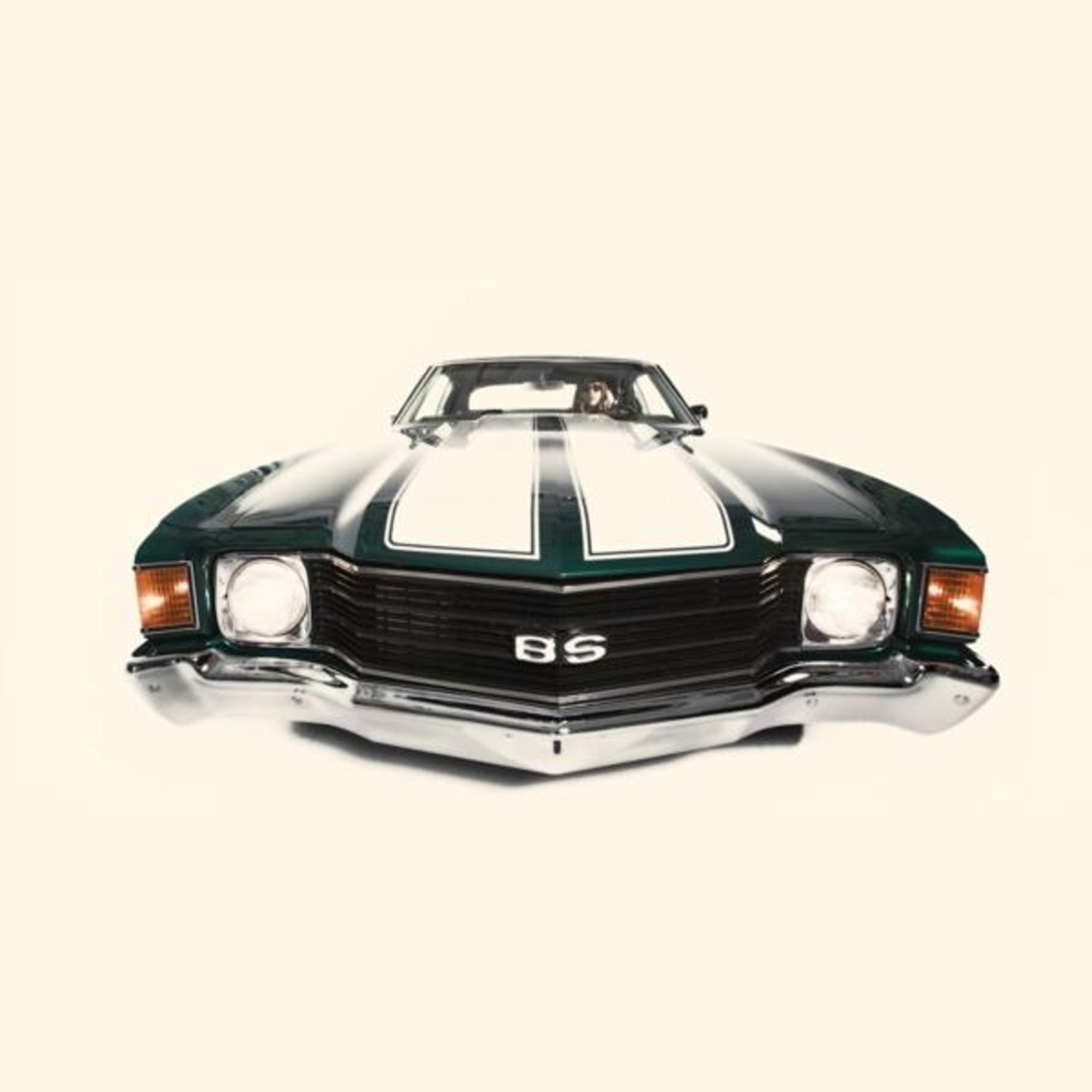 Auto d'epoca verde scuro con strisce bianche sul cofano, dettagli cromati.
