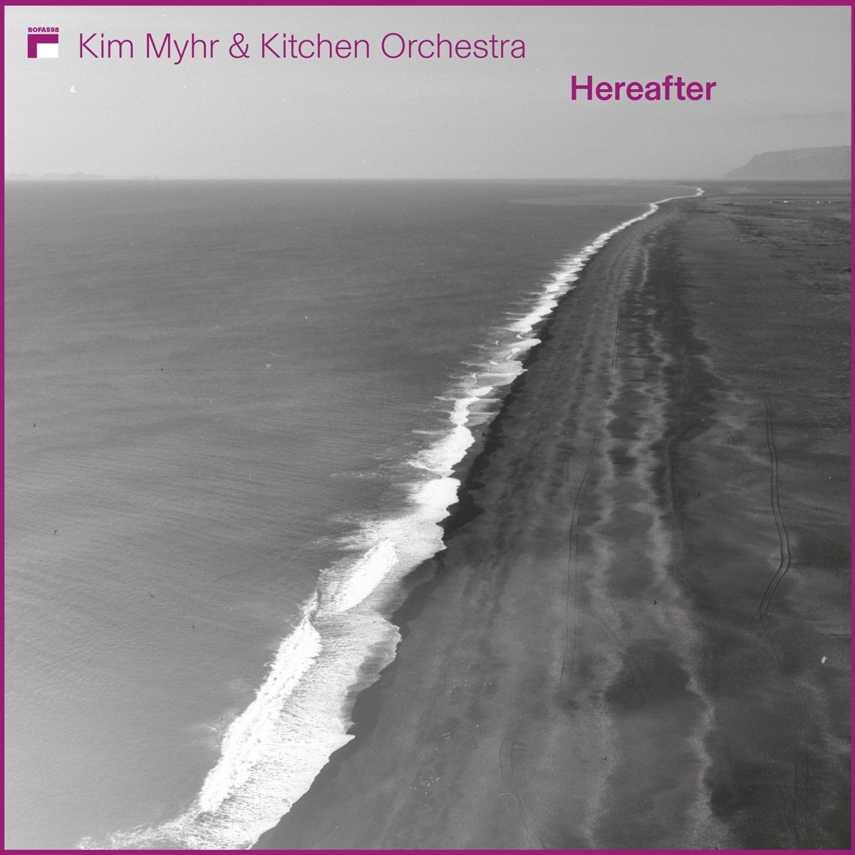 Vista aerea di una costa con onde che si infrangono su una spiaggia sabbiosa. Testo: 'Kim Myhr & Kitchen Orchestra'.