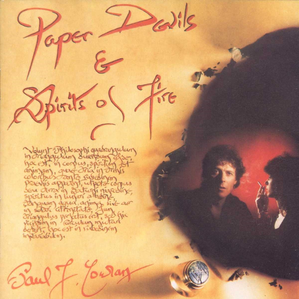 Een man rookt, omringd door oude perkamenten en een ring. Titel: Paper Devils & Spirits of Fire.