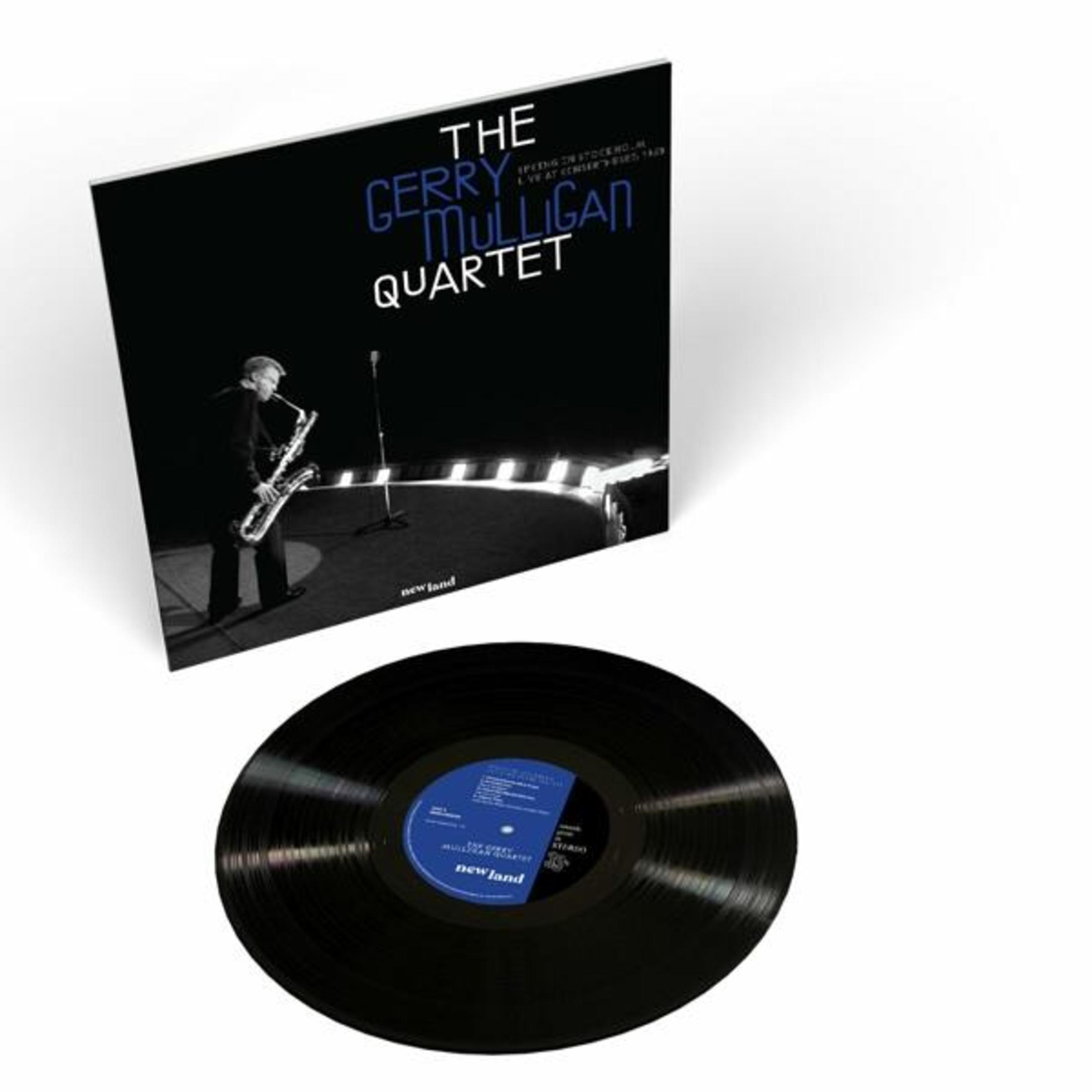 Un uomo suona il sassofono sulla copertina di un album accanto a un disco in vinile.
