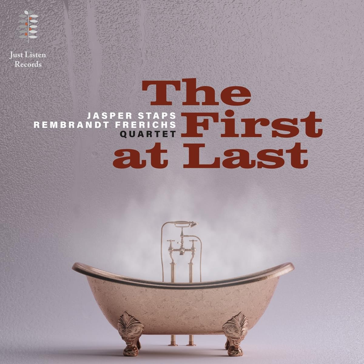 Una vasca da bagno antica in rame con vapore e un rubinetto. Titolo: The First at Last.
