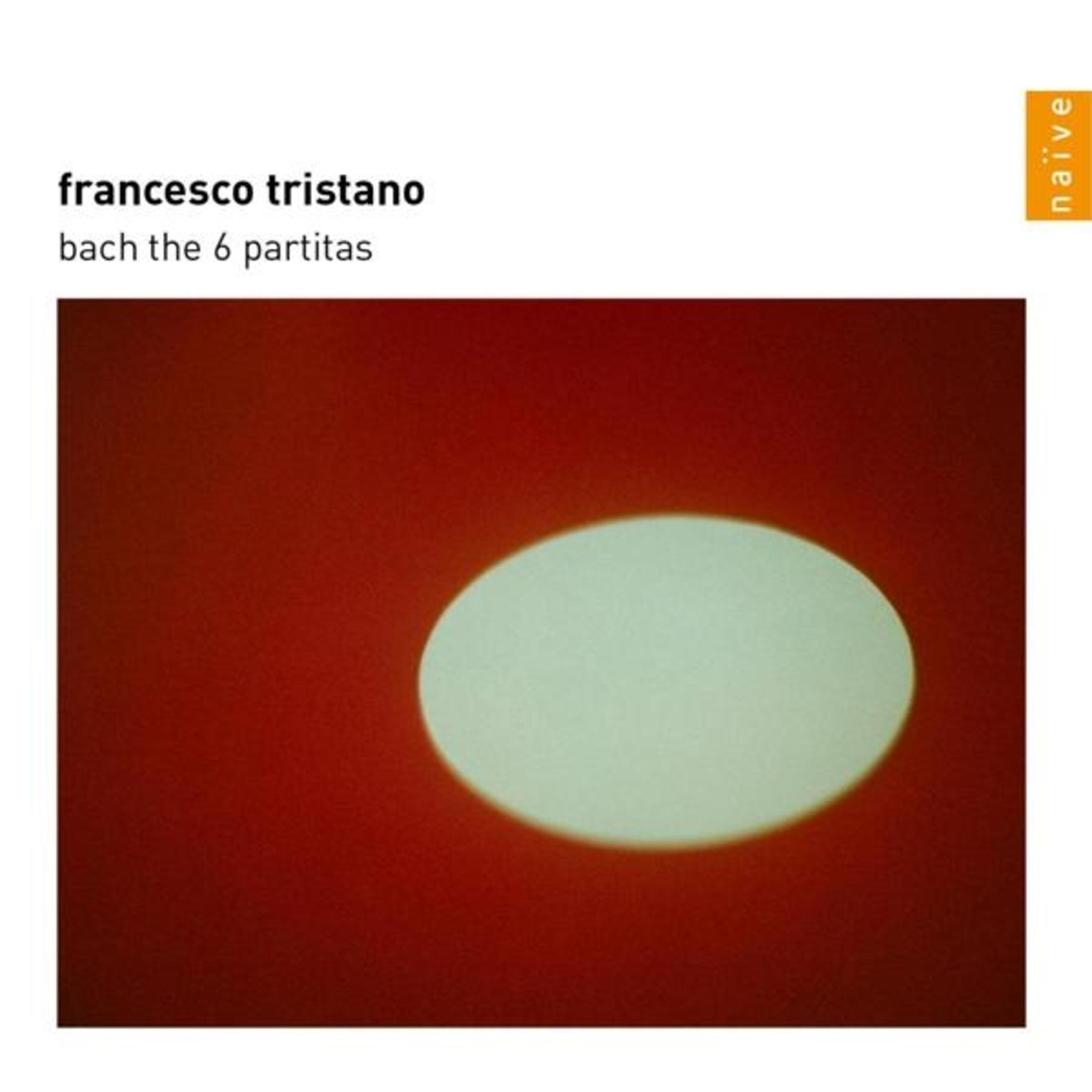 Sfondo sfumato rosso con una forma ovale color crema.