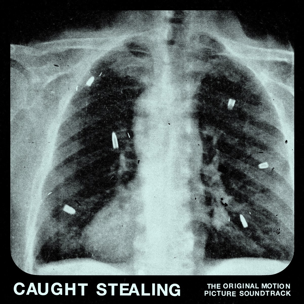 Radiografia dei polmoni con proiettili visibili. Testo: 'Caught Stealing'.