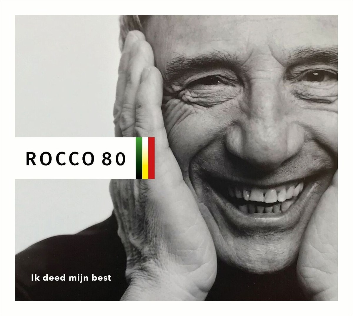 Close-up van een man met handen op zijn gezicht, "ROCCO 80" en vlag.