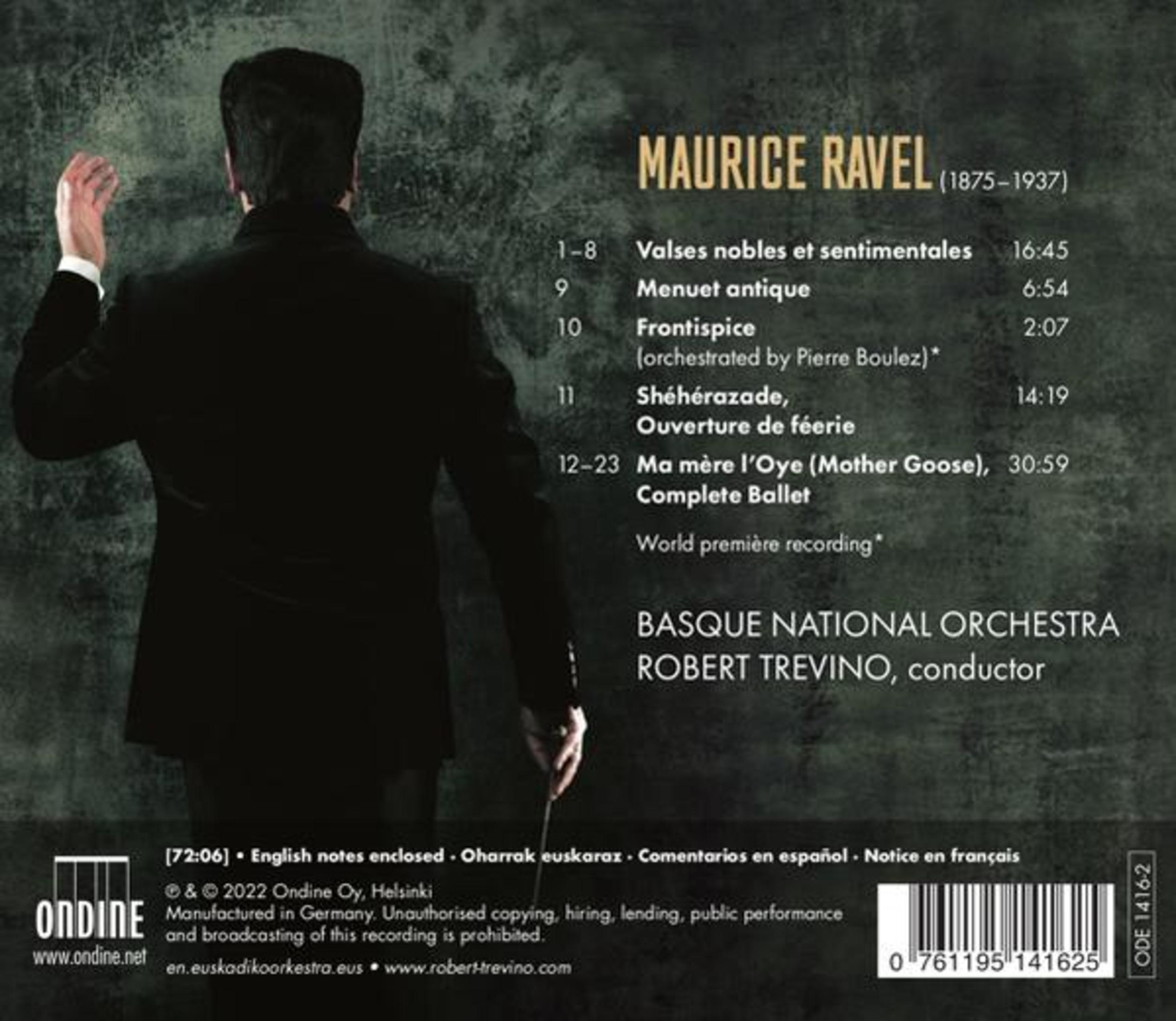 Un direttore d'orchestra in abito nero alza la bacchetta davanti a uno sfondo scuro.