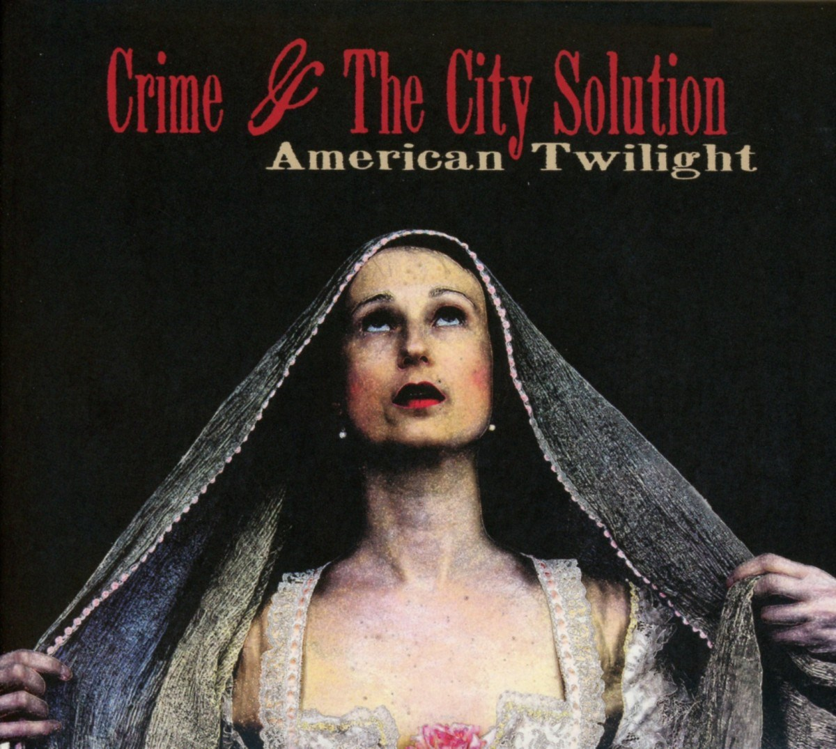 Una donna velata guarda in alto. "Crime & The City Solution" è in alto.