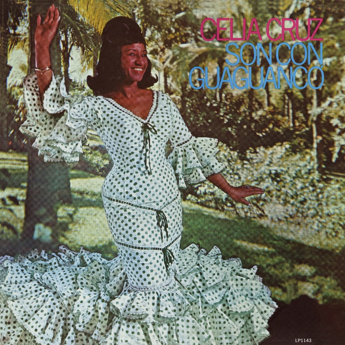 Celia Cruz in un abito a pois con ruches, all'aperto.