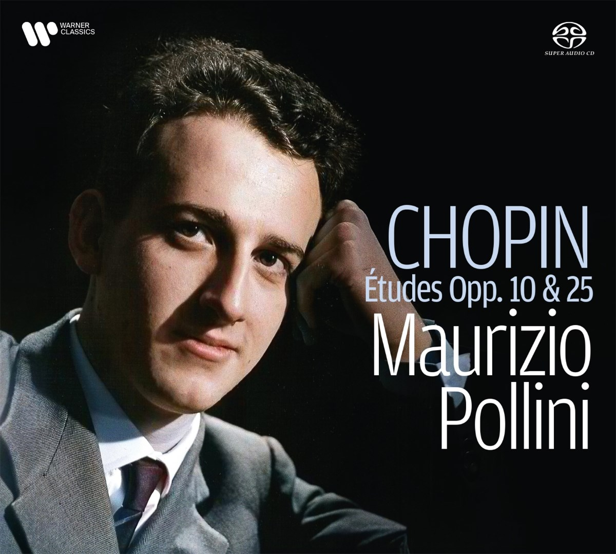 Ritratto di un uomo dai capelli scuri con abito grigio. Testo: Chopin, Études, Maurizio Pollini.