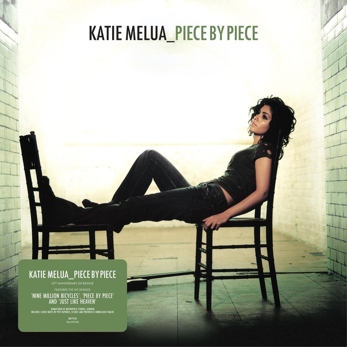 Katie Melua seduta casualmente su una sedia in una stanza piastrellata, copertina dell'album.