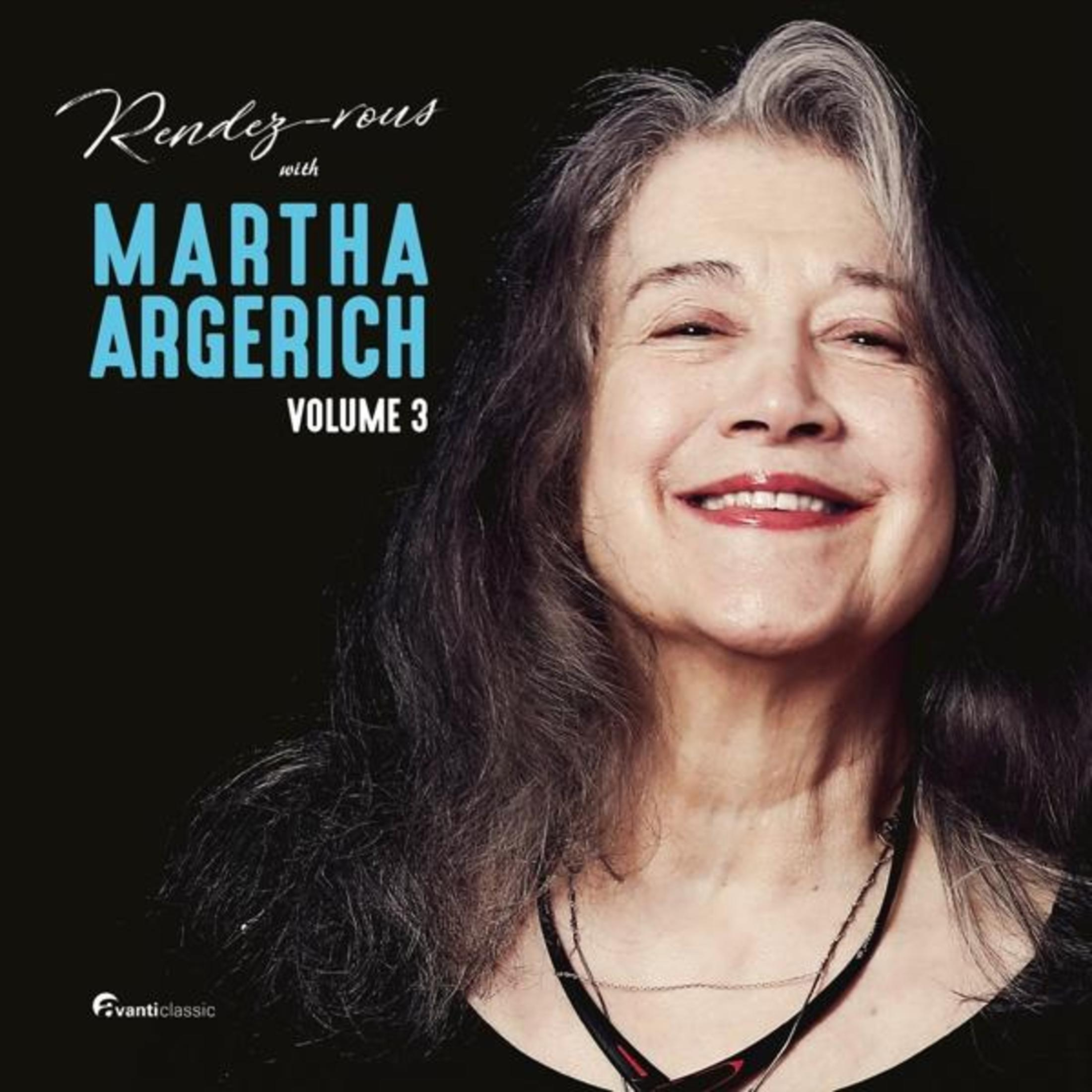 Ritratto di donna sorridente con capelli grigi, titolo album: Rendez-vous con Martha Argerich, Vol. 3.