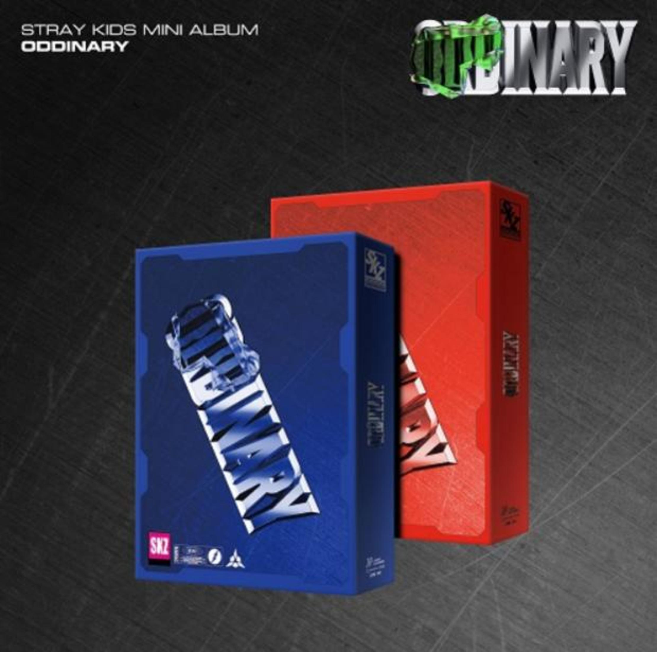 Due album degli Stray Kids, blu e rosso, con testo argentato 'ODDINARY'.