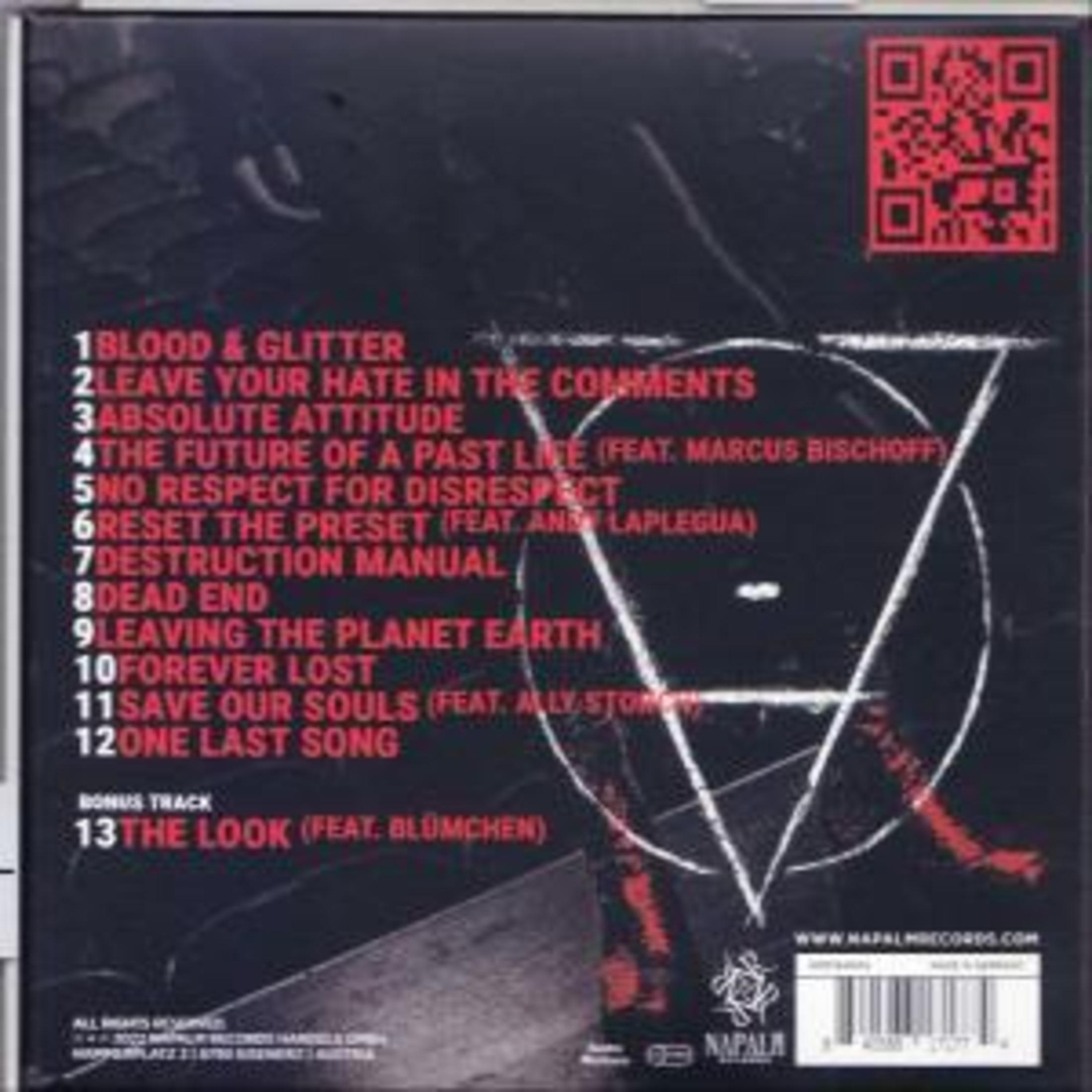 Copertina nera con codice QR rosso, elenco canzoni e simbolo bianco.