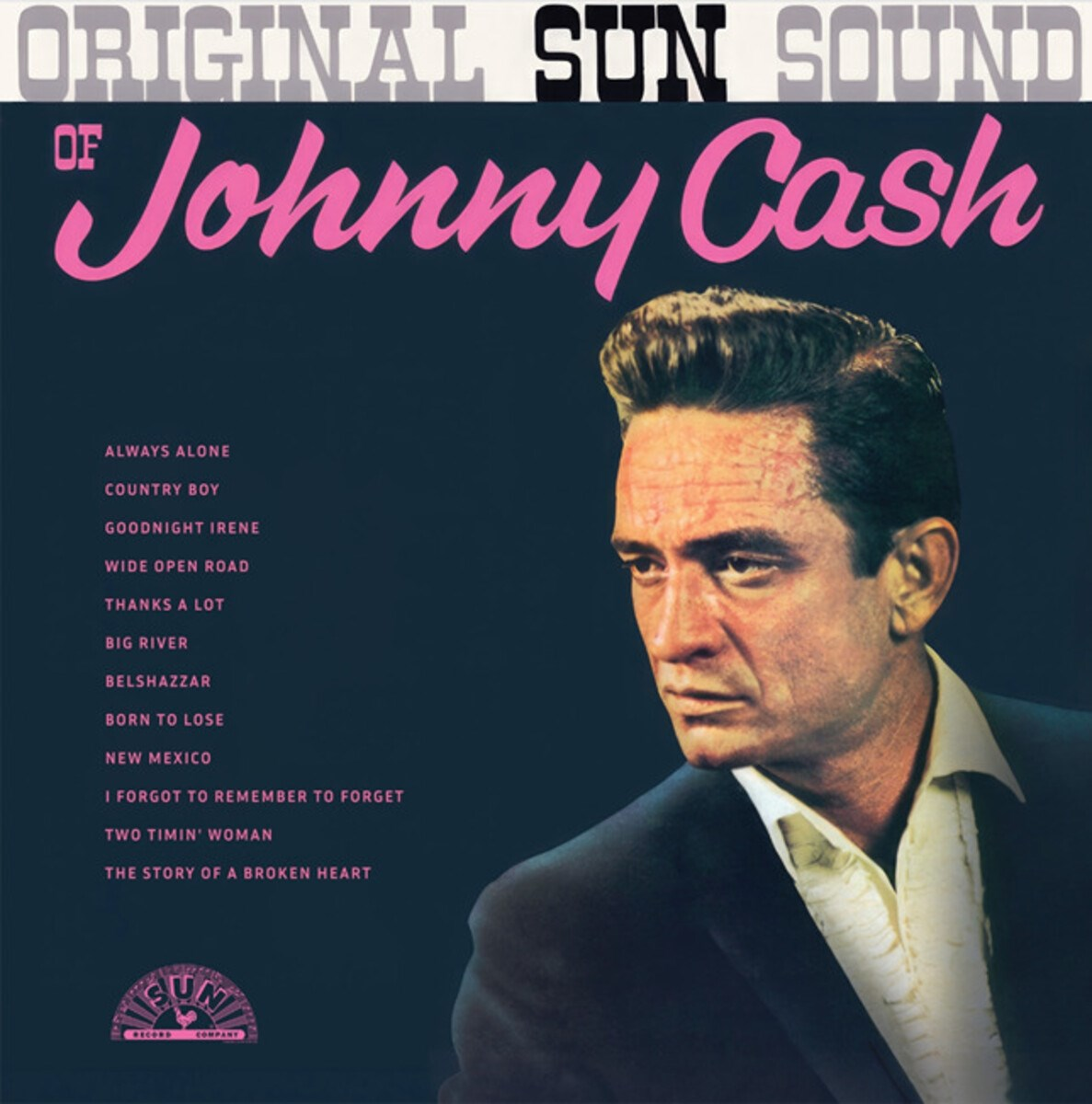 Johnny Cash in abito con elenco brani su sfondo blu scuro.