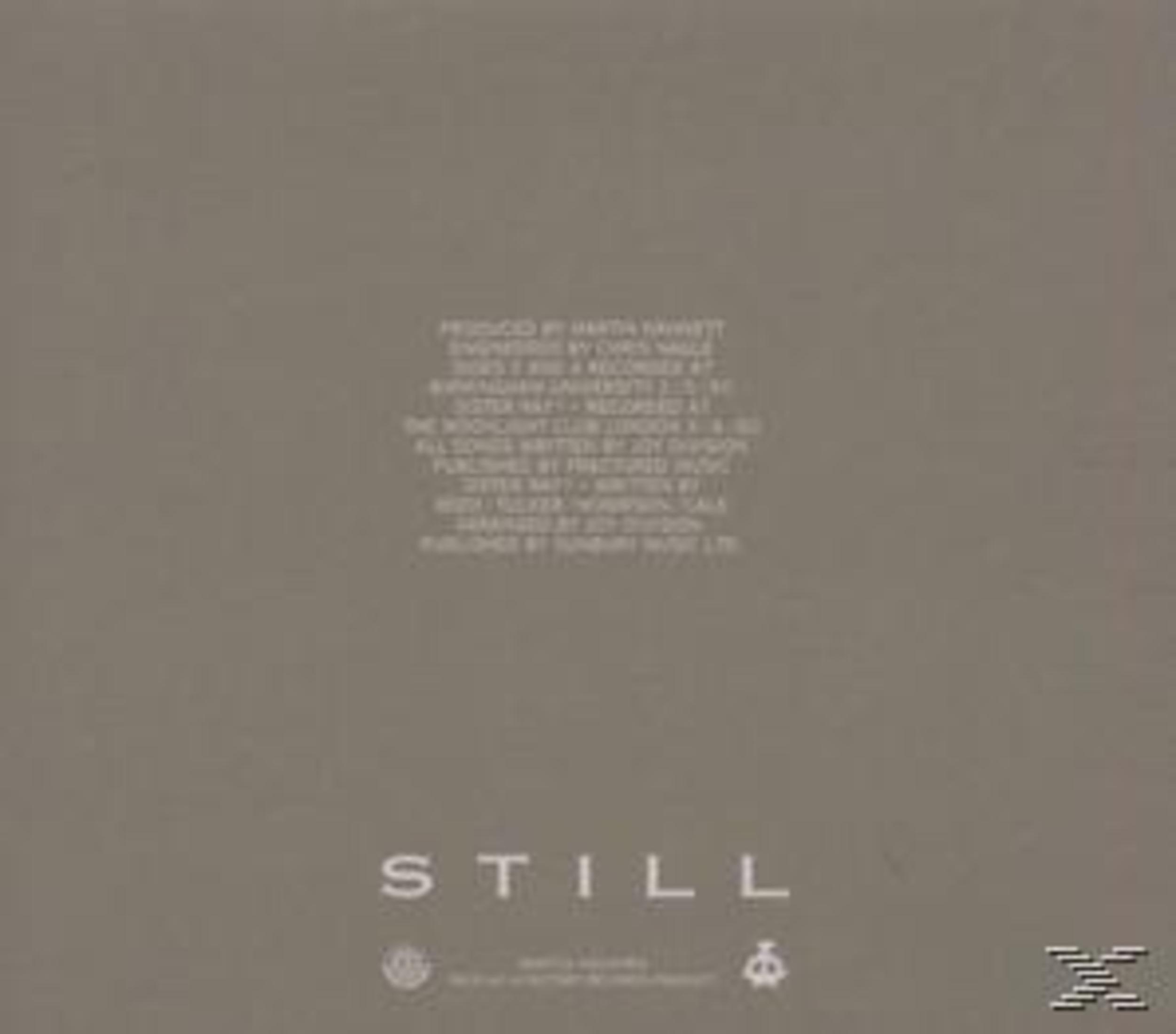 Grijze achtergrond met witte tekst "STILL" en productiegegevens.