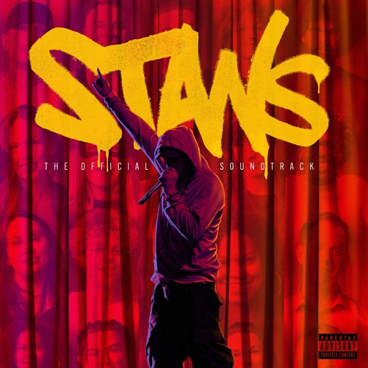 Un rapper con cappuccio canta in un microfono, testo giallo 'STANS' e tende rosse.