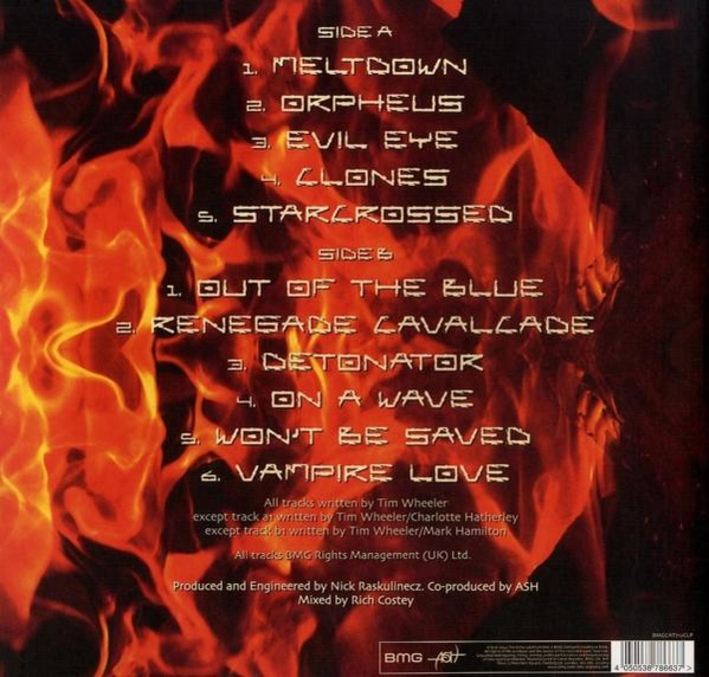 Copertina posteriore dell'album con fiamme e tracklist "Side A" e "Side B".