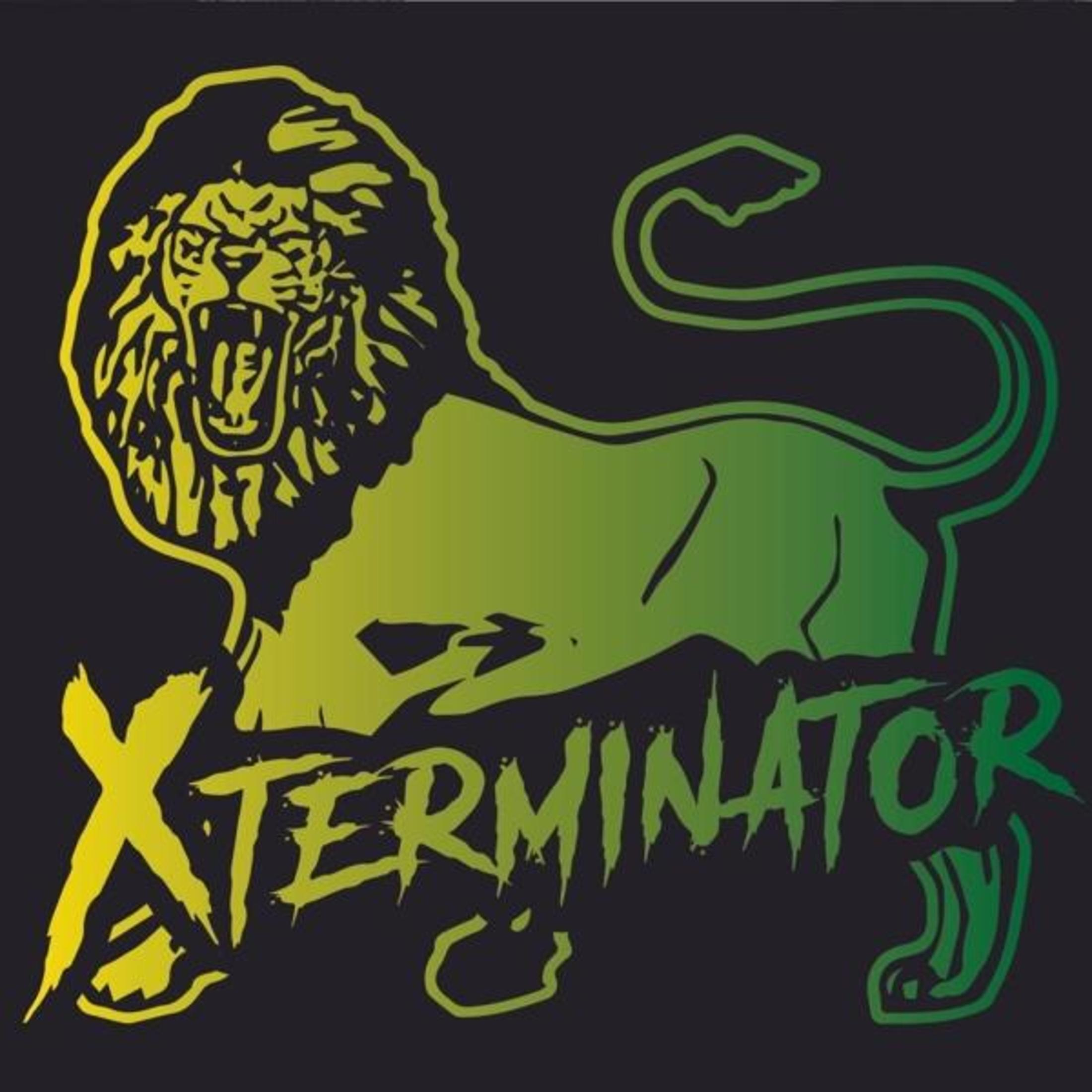 Un leone con sfumatura giallo-verde ruggisce, con il testo XTERMINATOR.