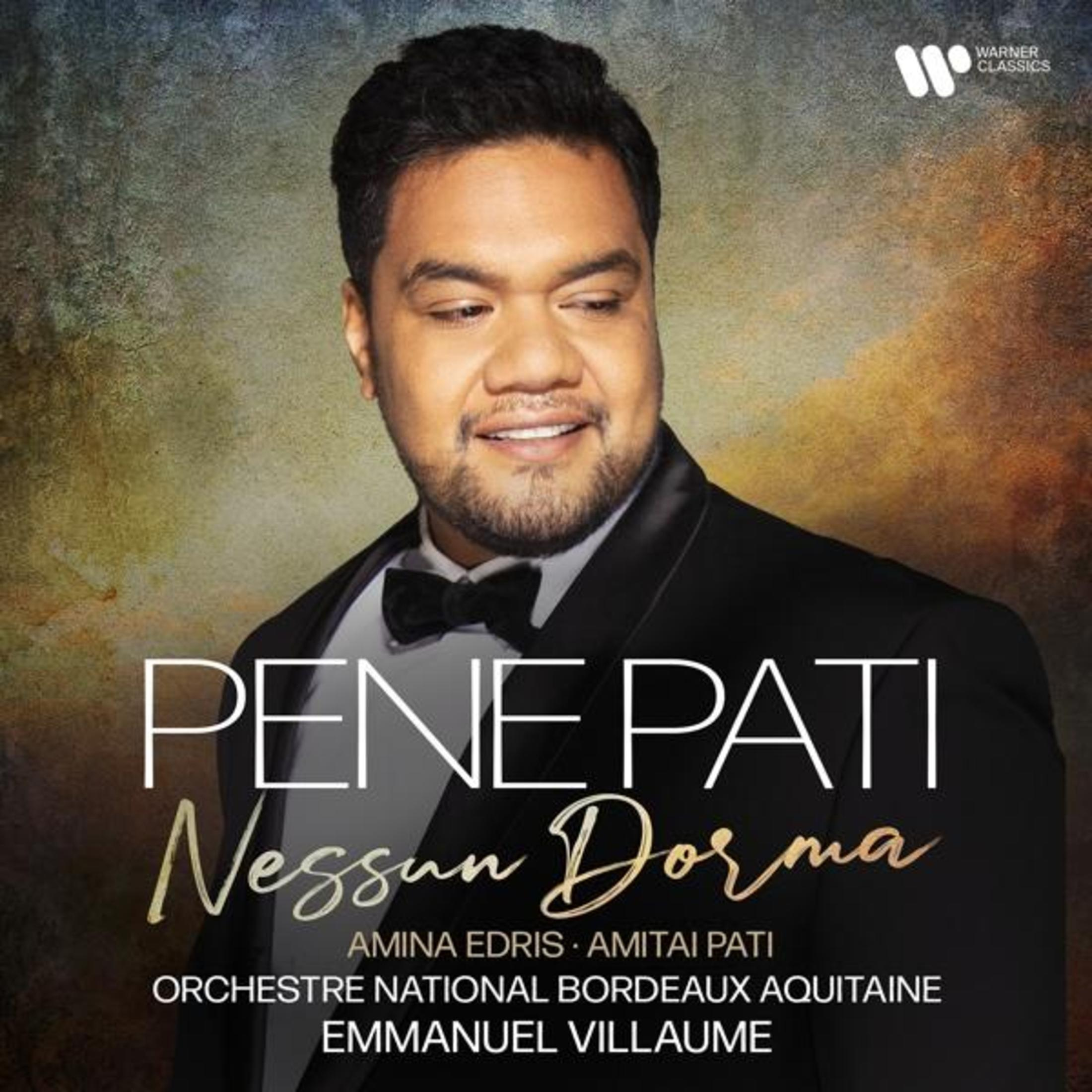 Un uomo in smoking sorride. Testo: Pene Pati, Nessun Dorma, Warner Classics.