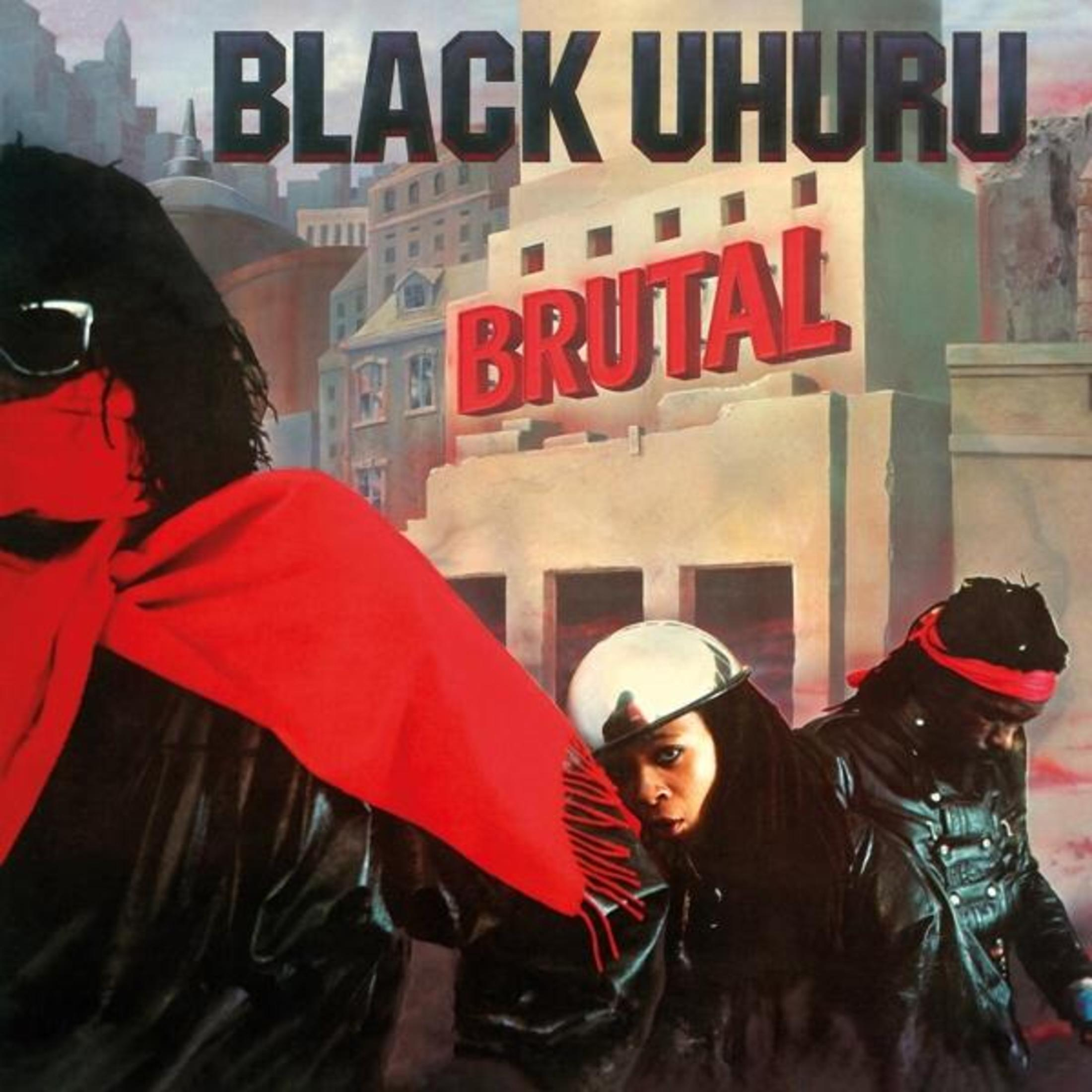 Tre persone in pelle e sciarpa rossa, con edifici cittadini. "BLACK UHURU BRUTAL".