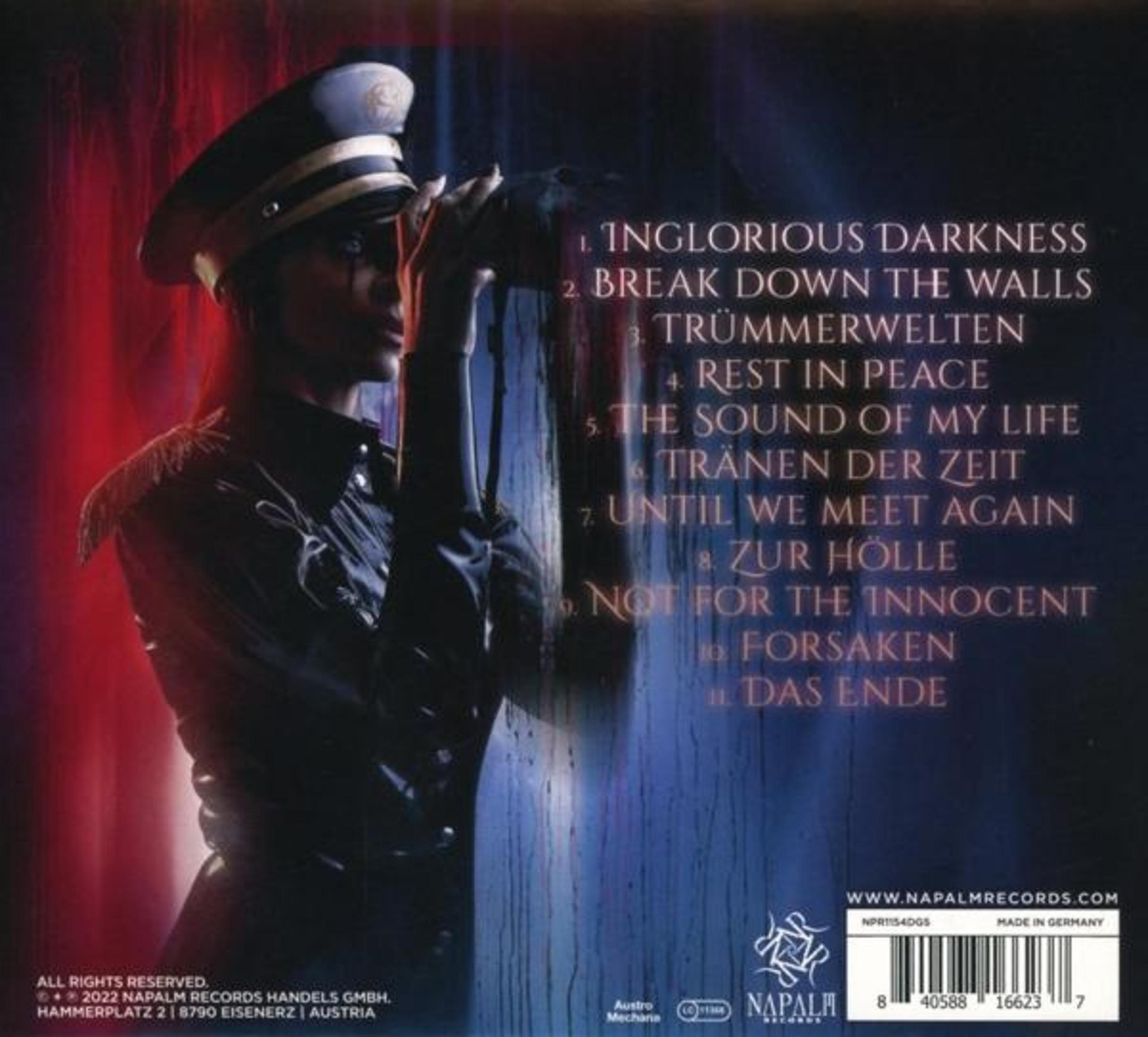 Persona in uniforme e cappello guarda in un binocolo; titoli di canzoni elencati.