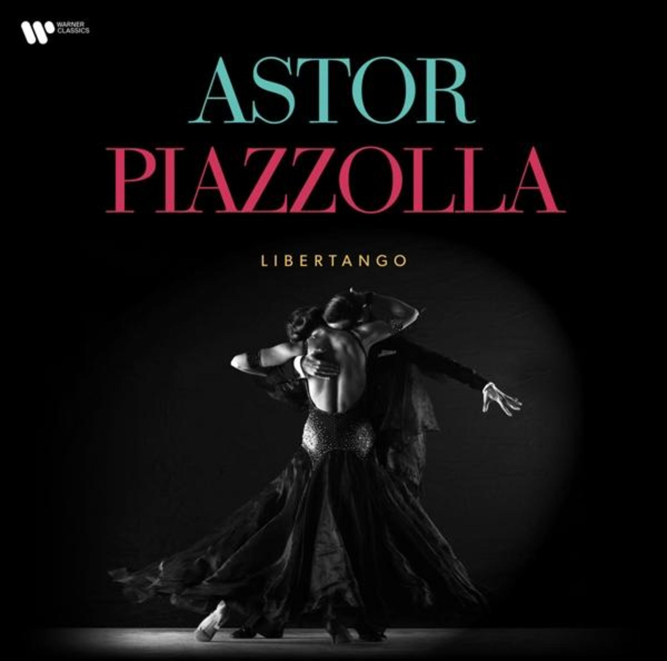 Una coppia balla il tango al chiaro di luna, la donna indossa un abito scintillante.
