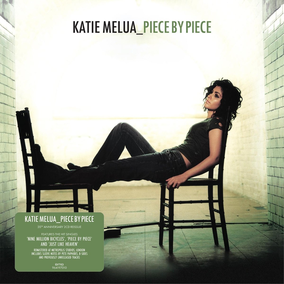 Katie Melua è seduta casualmente su una sedia in una stanza piastrellata.