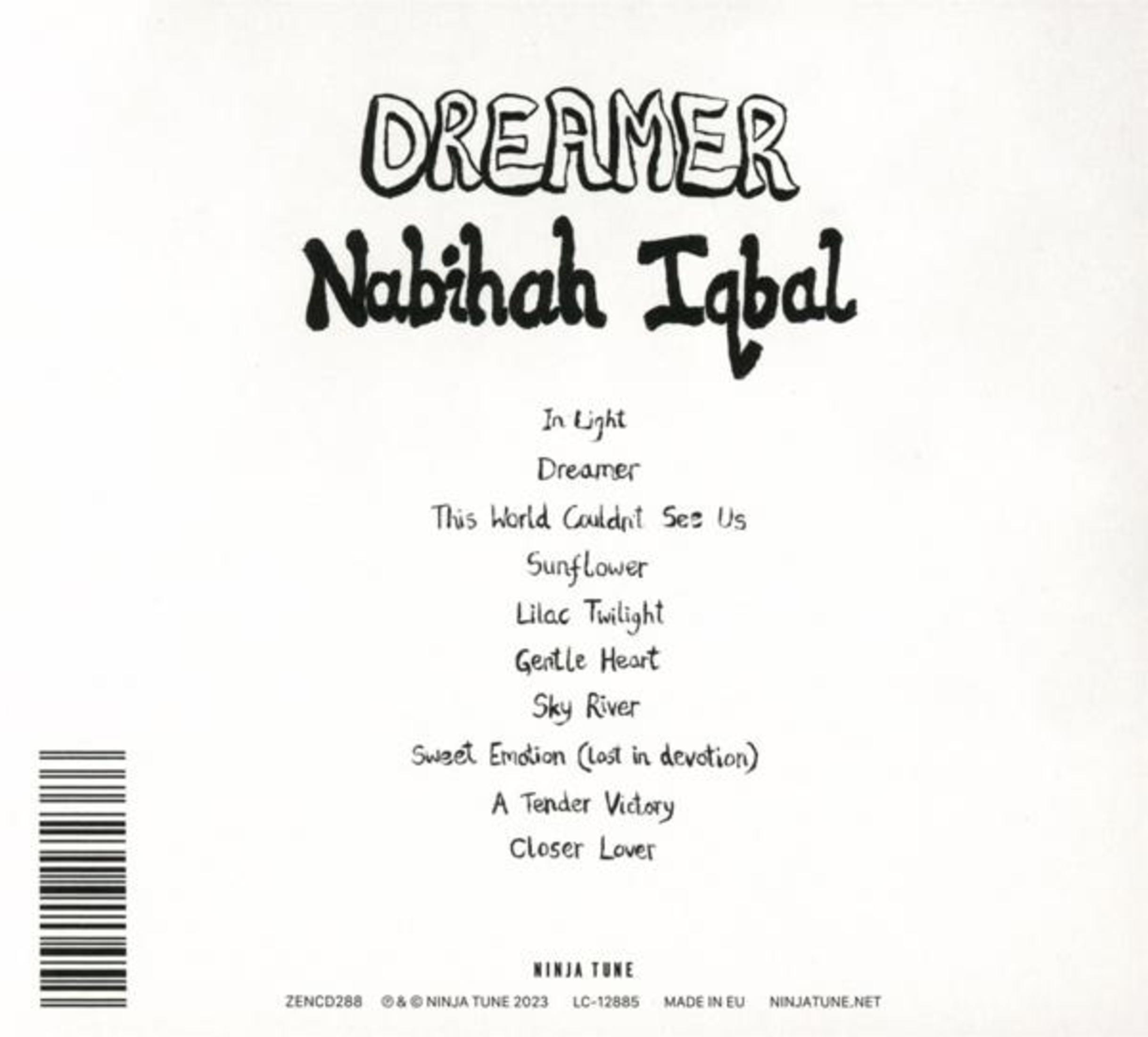 Retro CD con elenco tracce Nabihah Iqbal, include "DREAMER" e "In Light".
