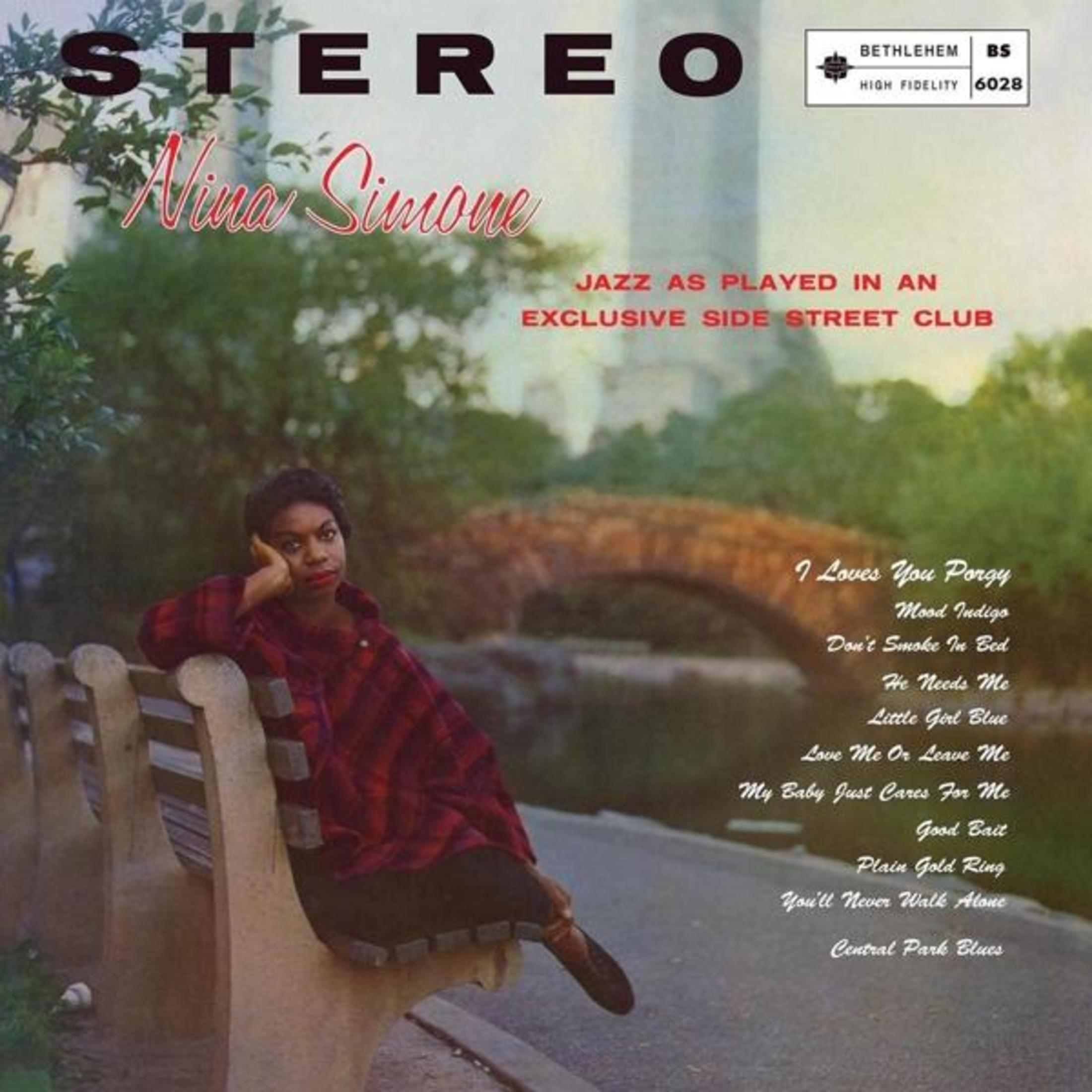 Nina Simone siede su una panchina del parco con una camicia a quadri. Copertina di un album.