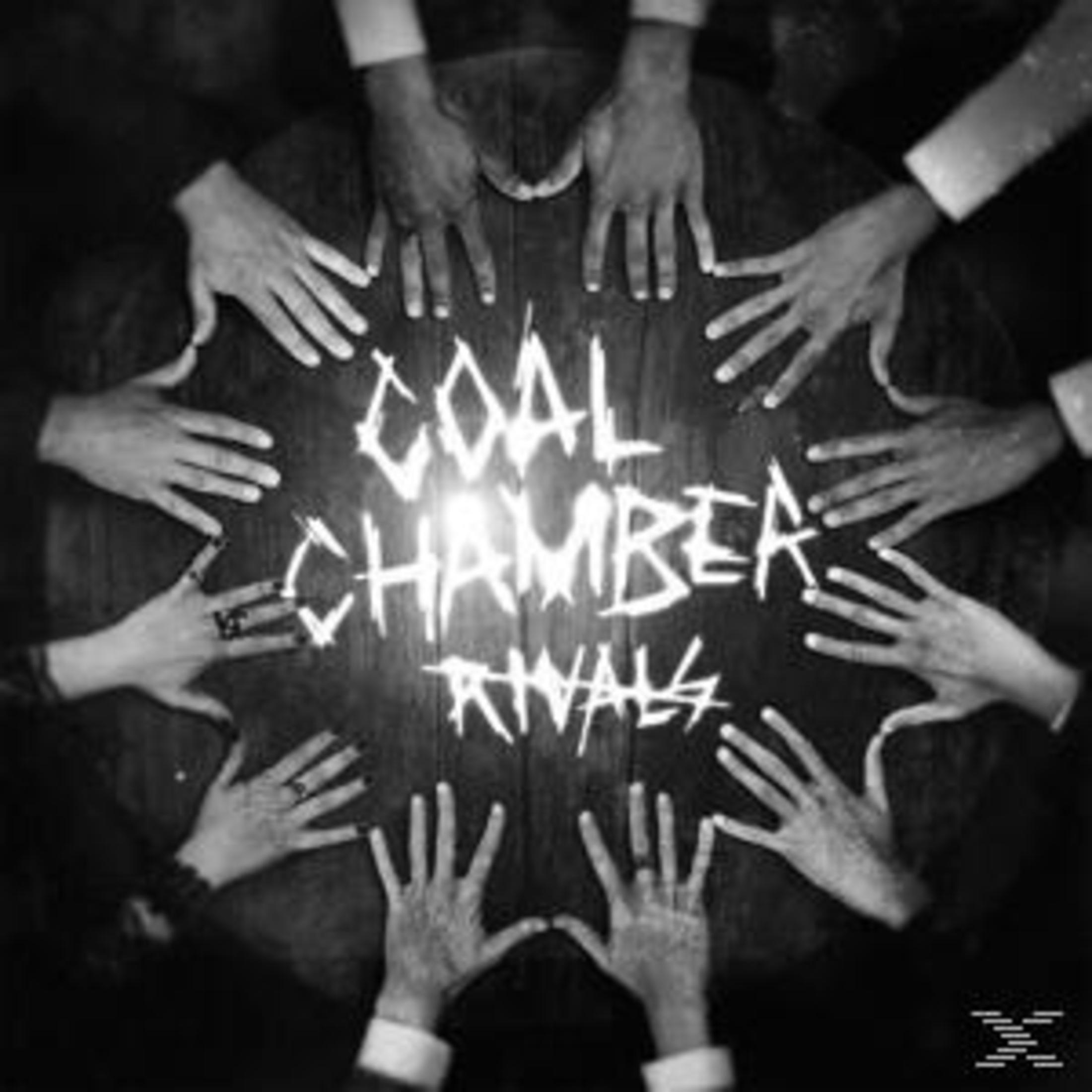 Veel handen omringen een houten tafelblad met de tekst „Coal Chamber Rivals“.