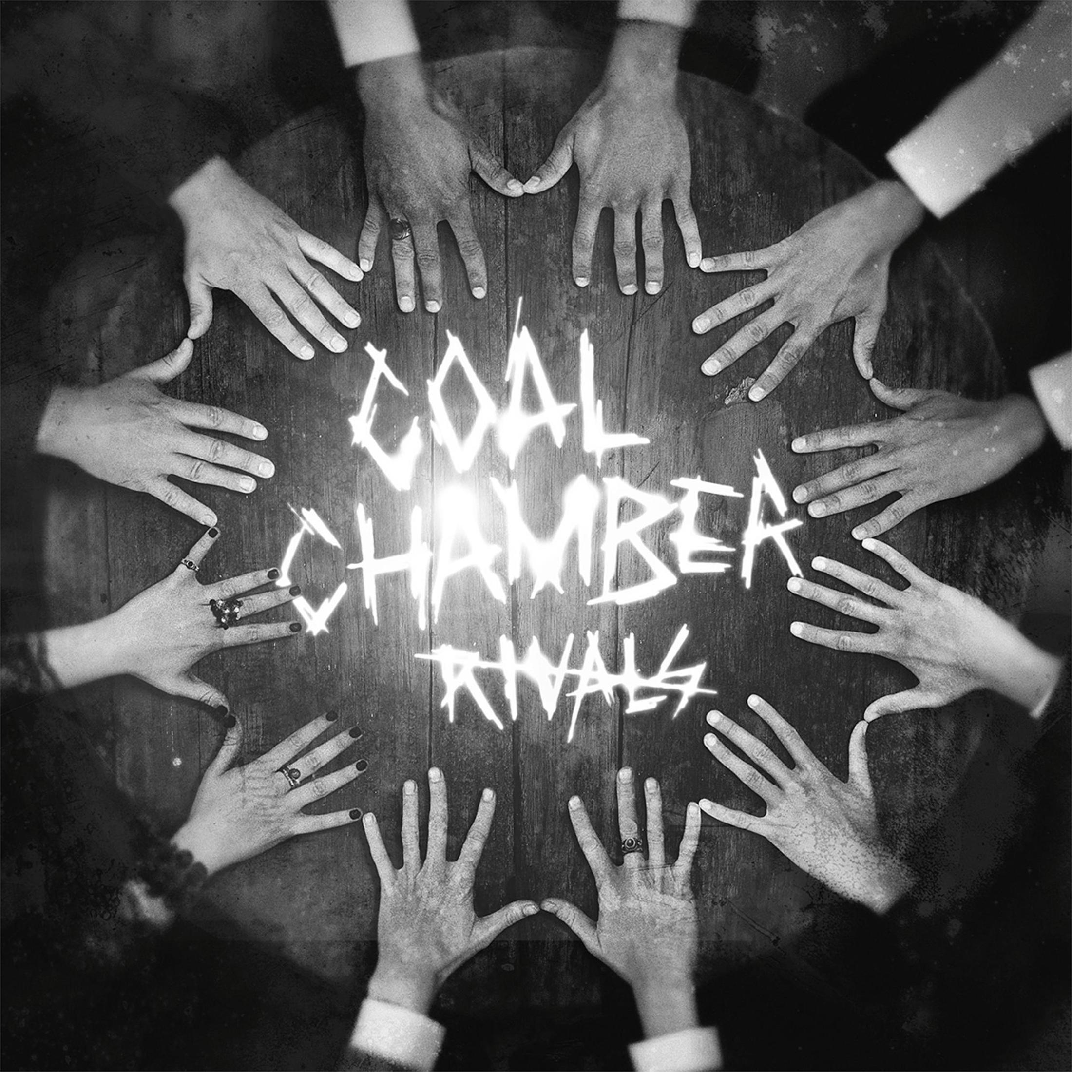Handen omringen de tekst "COAL CHAMBER RIVALS" op een houten tafel.