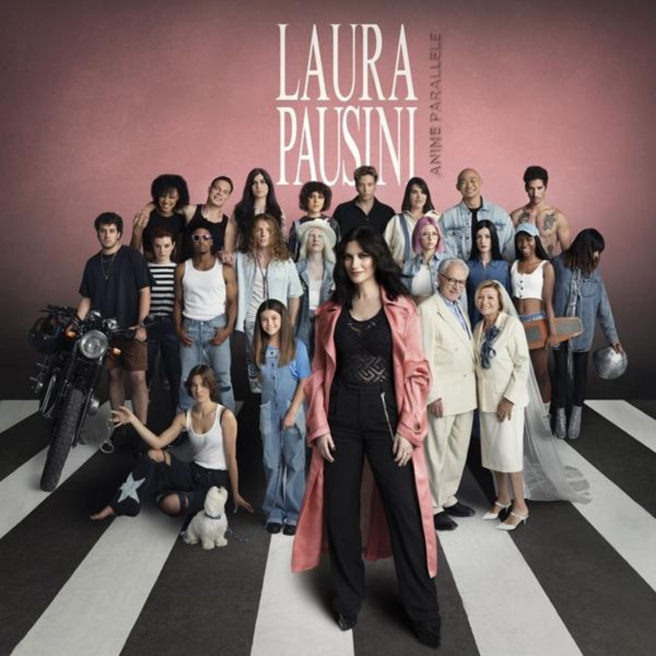 Un gruppo di persone su un incrocio pedonale, alcune con moto. Laura Pausini in primo piano.