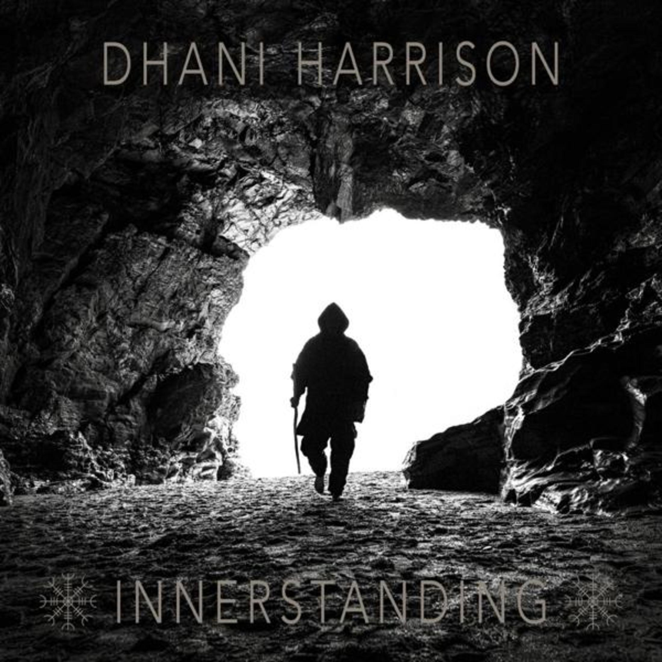 Persona esce da una grotta verso la luce, testo: Dhani Harrison Innerstanding.