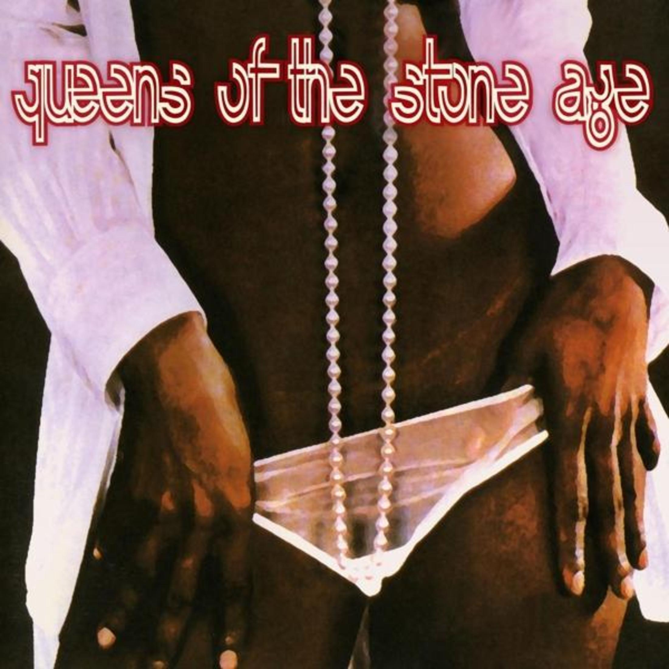 Queens of the Stone Age logo over een persoon met parelketting en ondergoed.