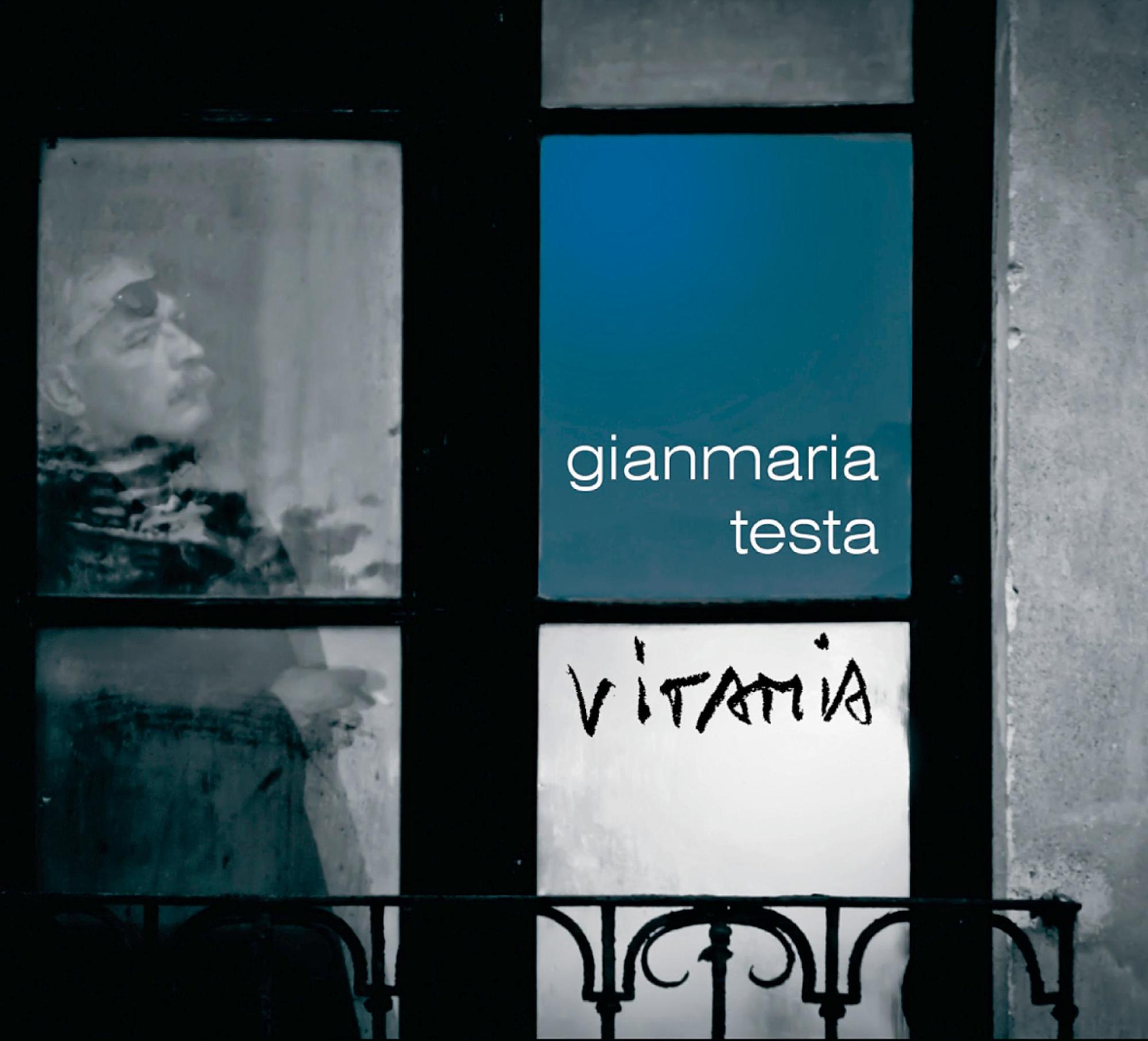 Een man in profiel achter een raam, met tekst "gianmaria testa" en "Vitamia".